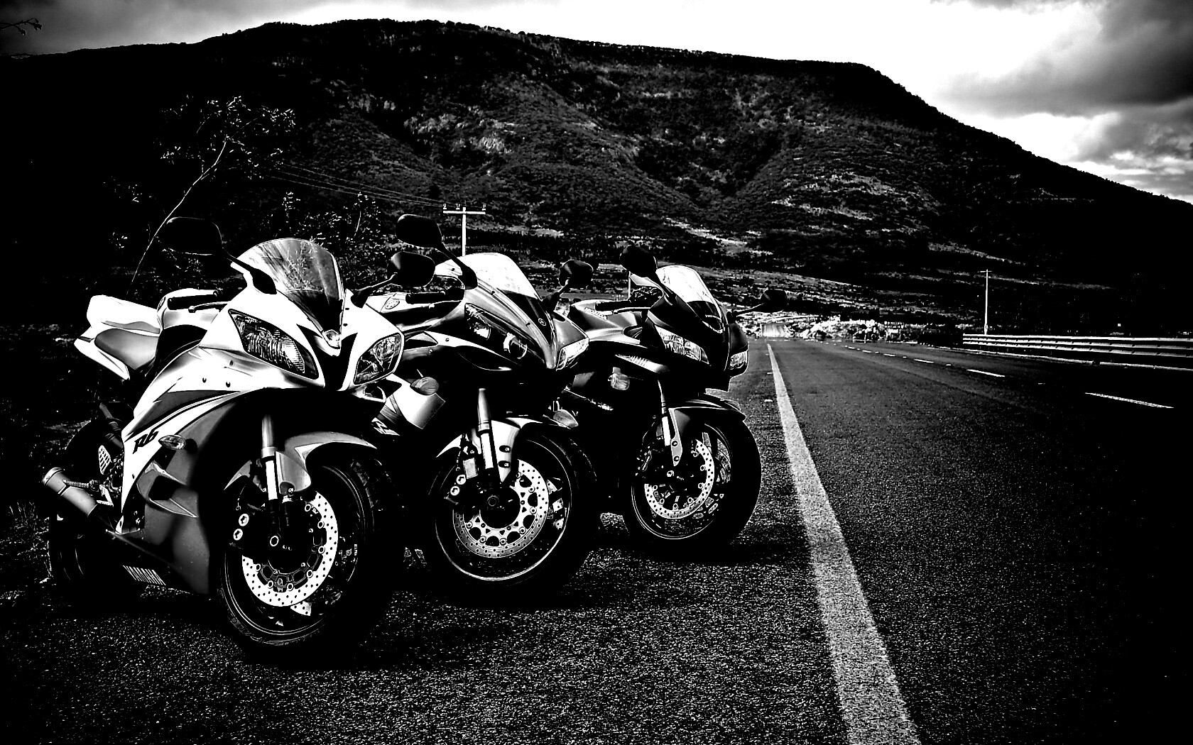 Раллийные мотоциклы на дороге обои