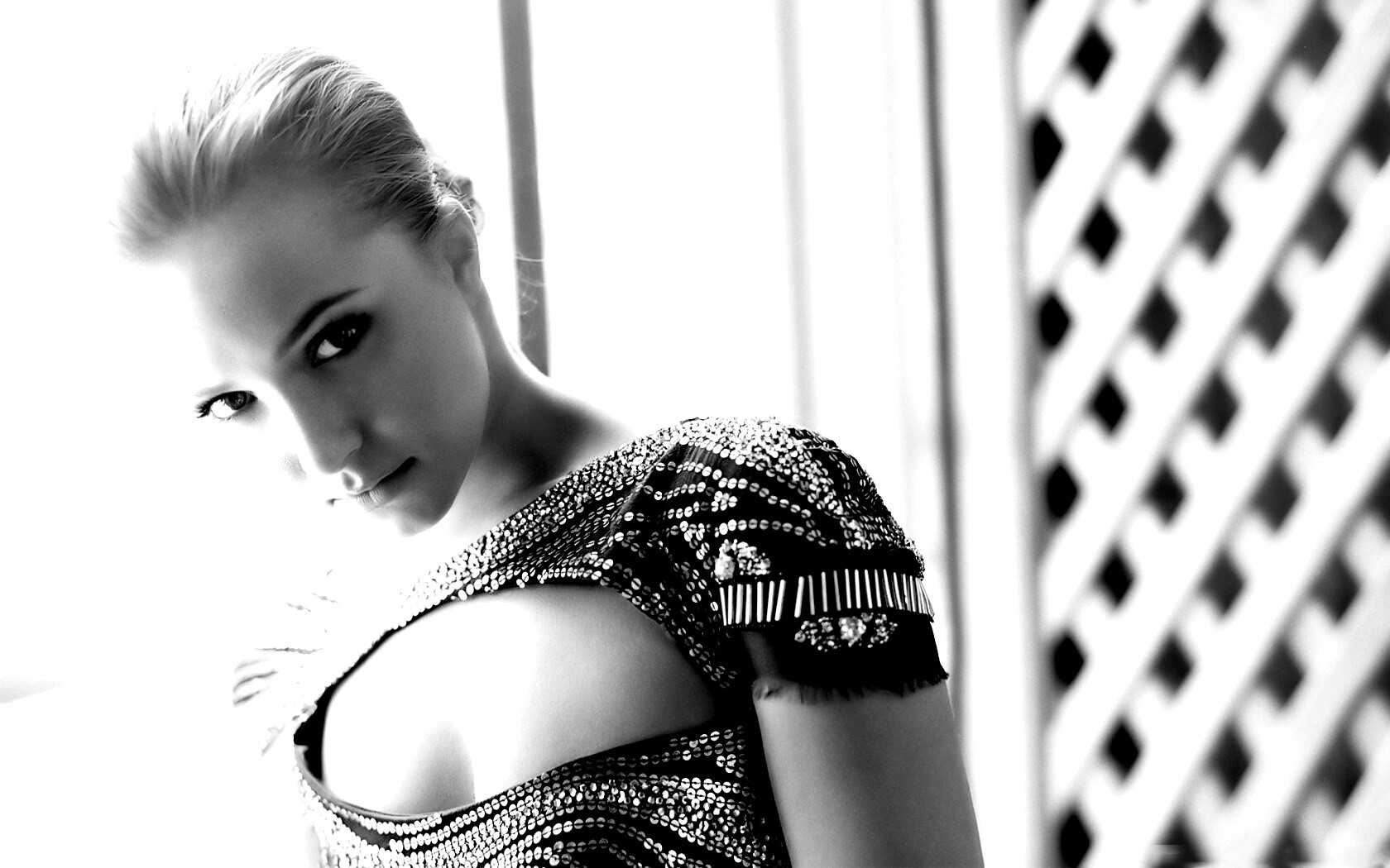 Блондинка у окна обои