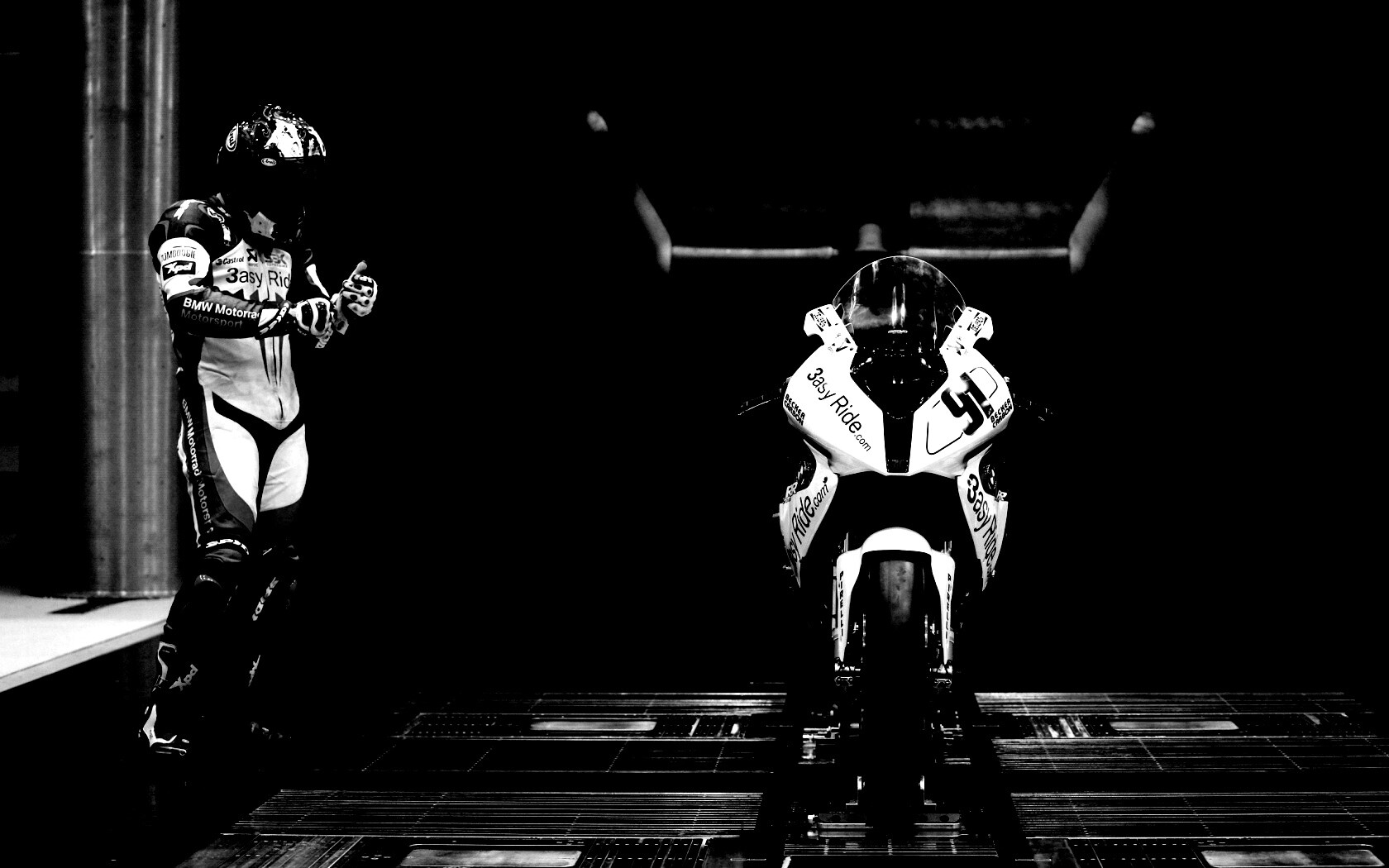 Мотоцикл на тестовом стенде обои