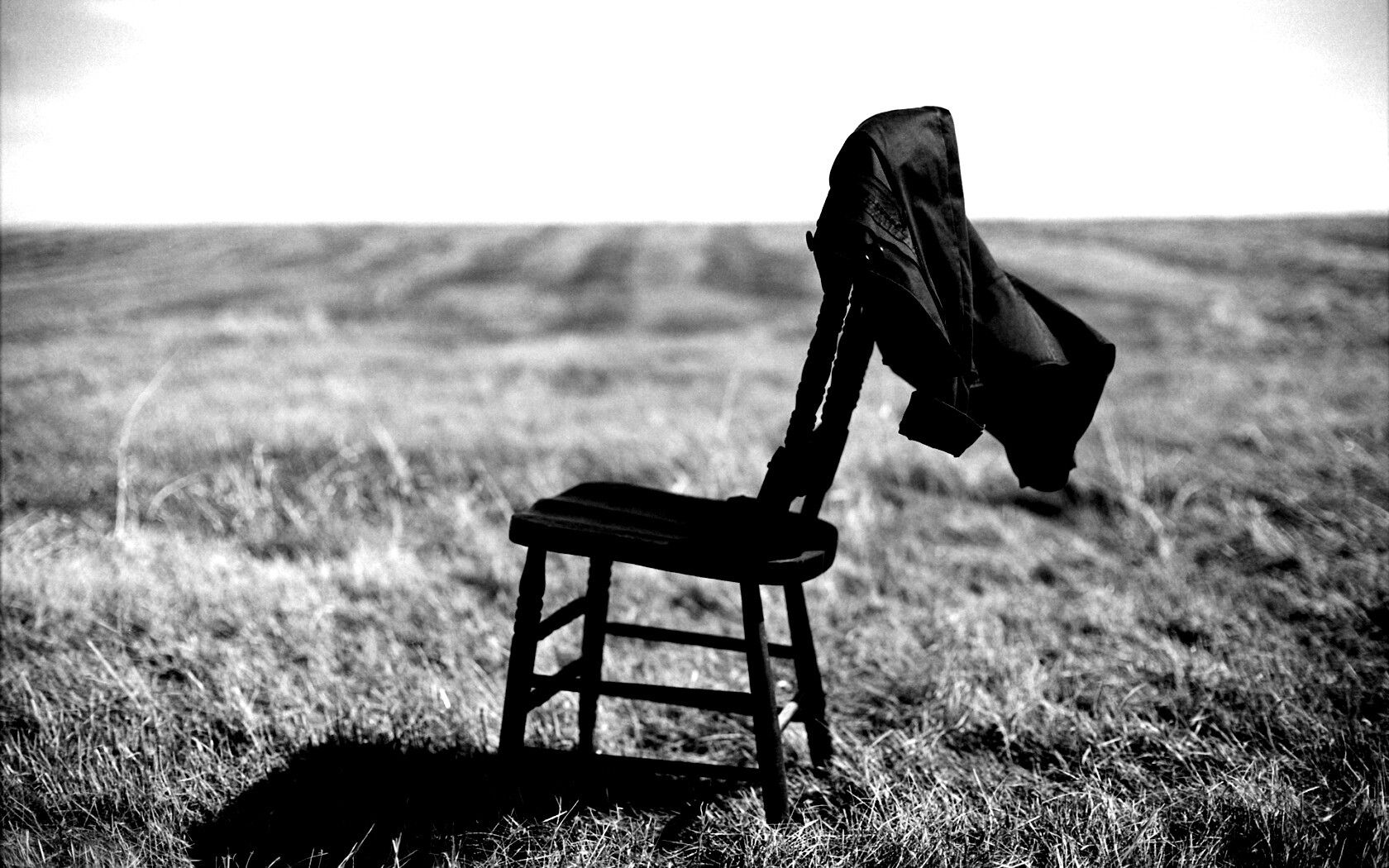 Стул в поле обои