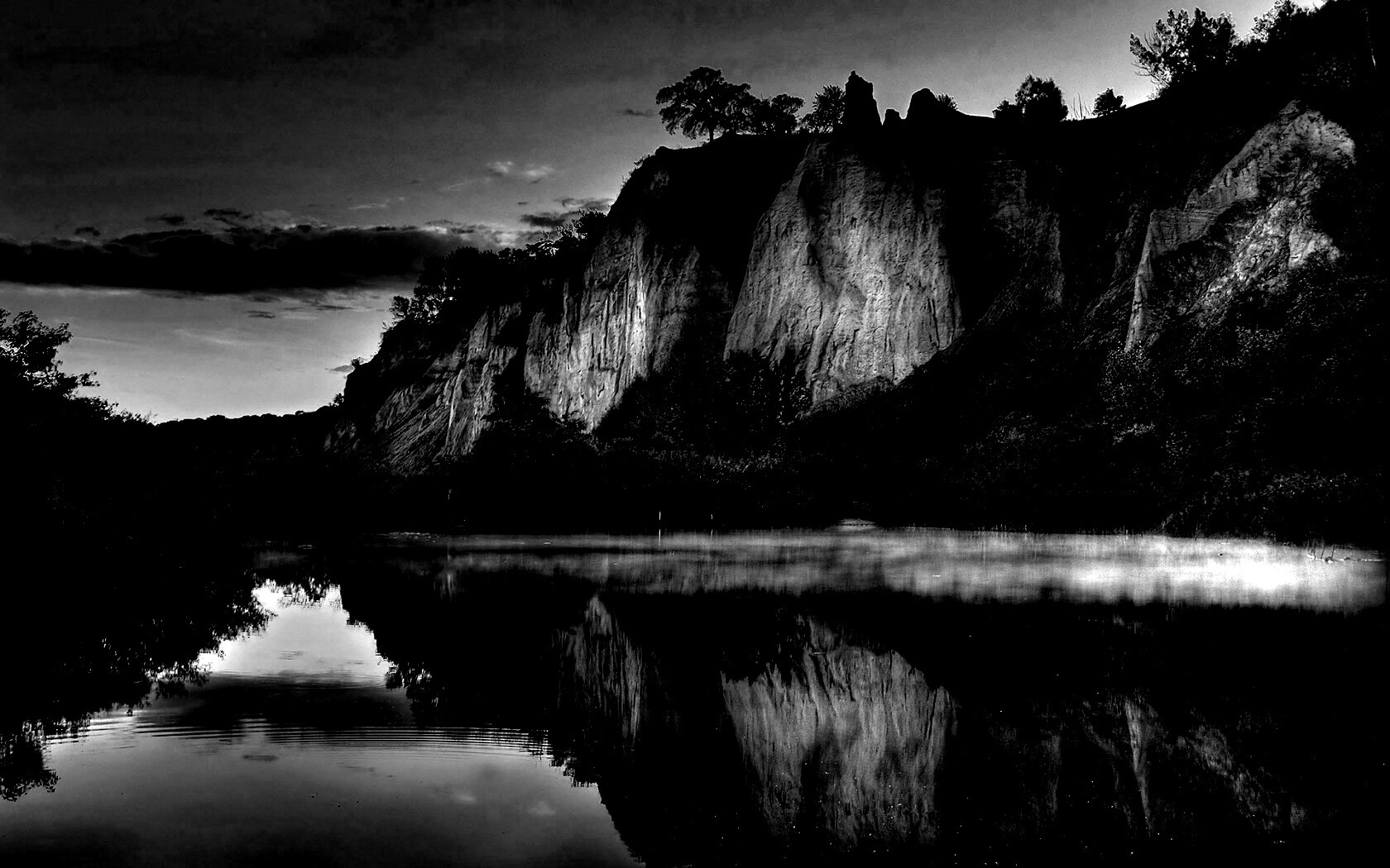 Скалы над озером обои