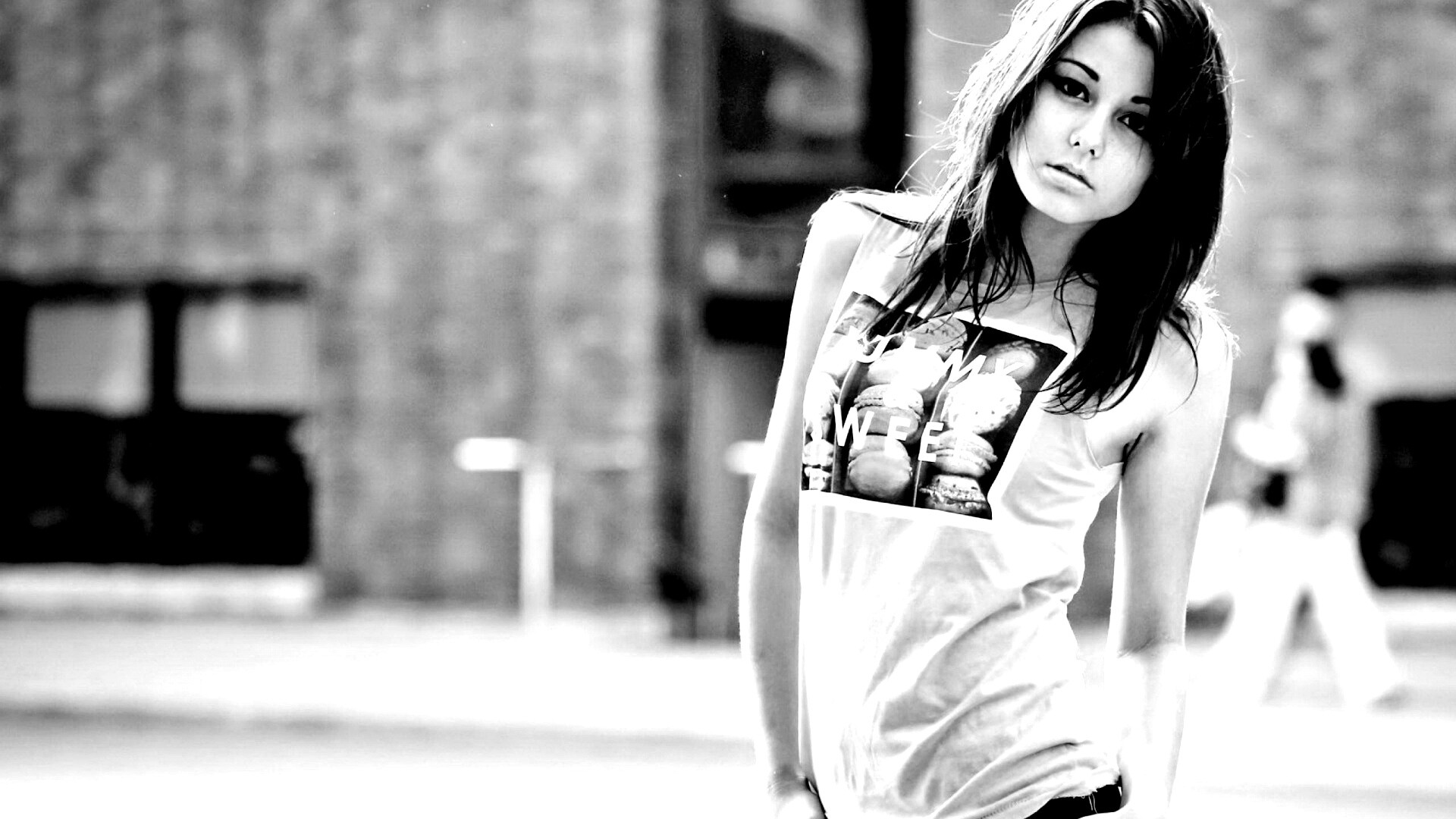 Молодая девушка в городе обои