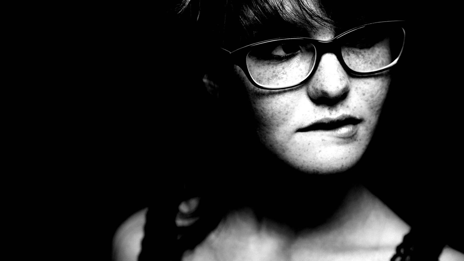 Рыженькая кусает губу обои