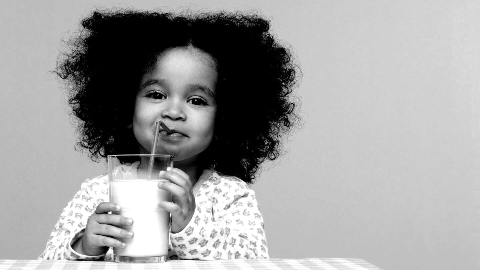 Девочка пьет молоко обои