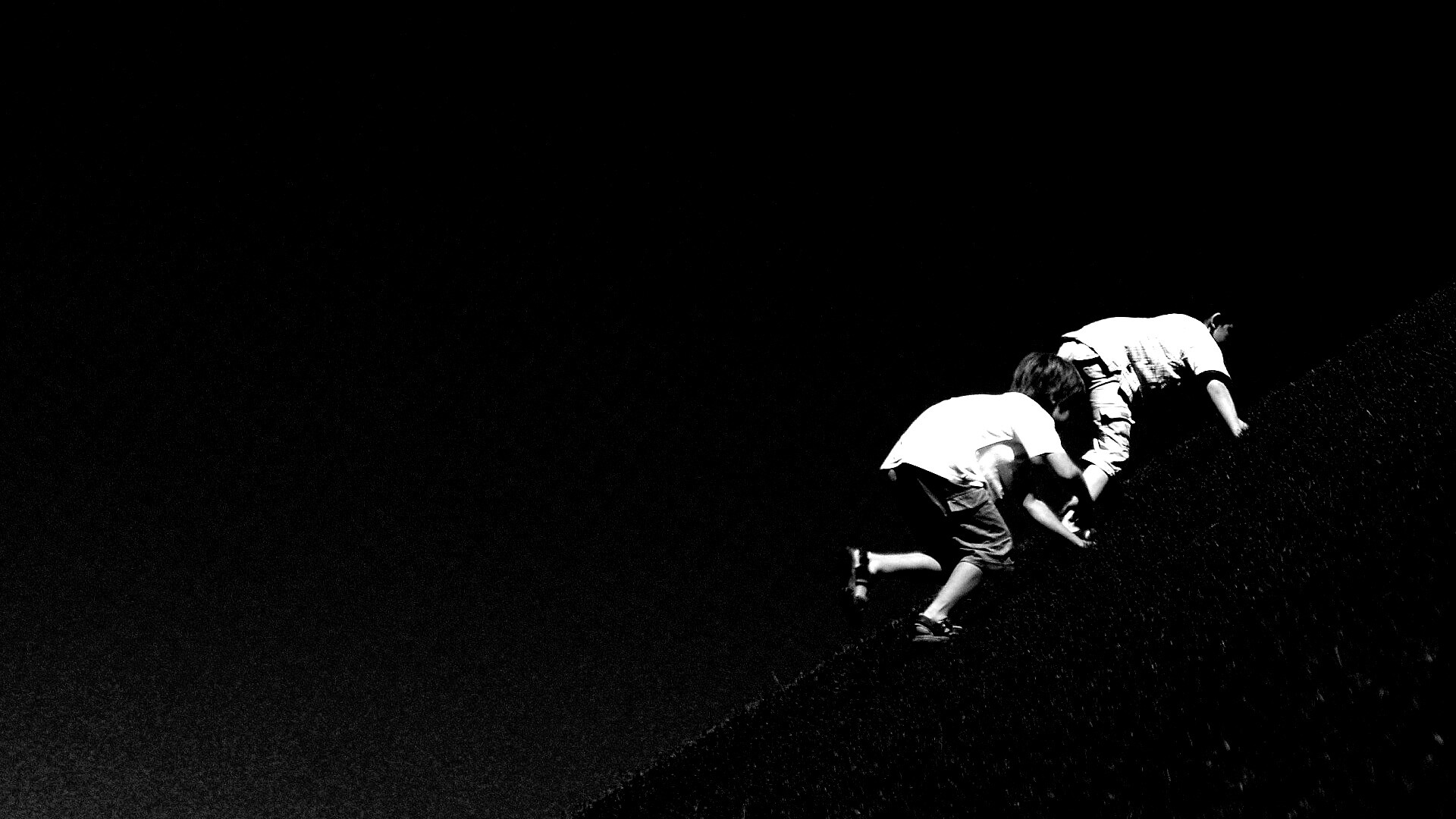 Дети взбираются в гору обои