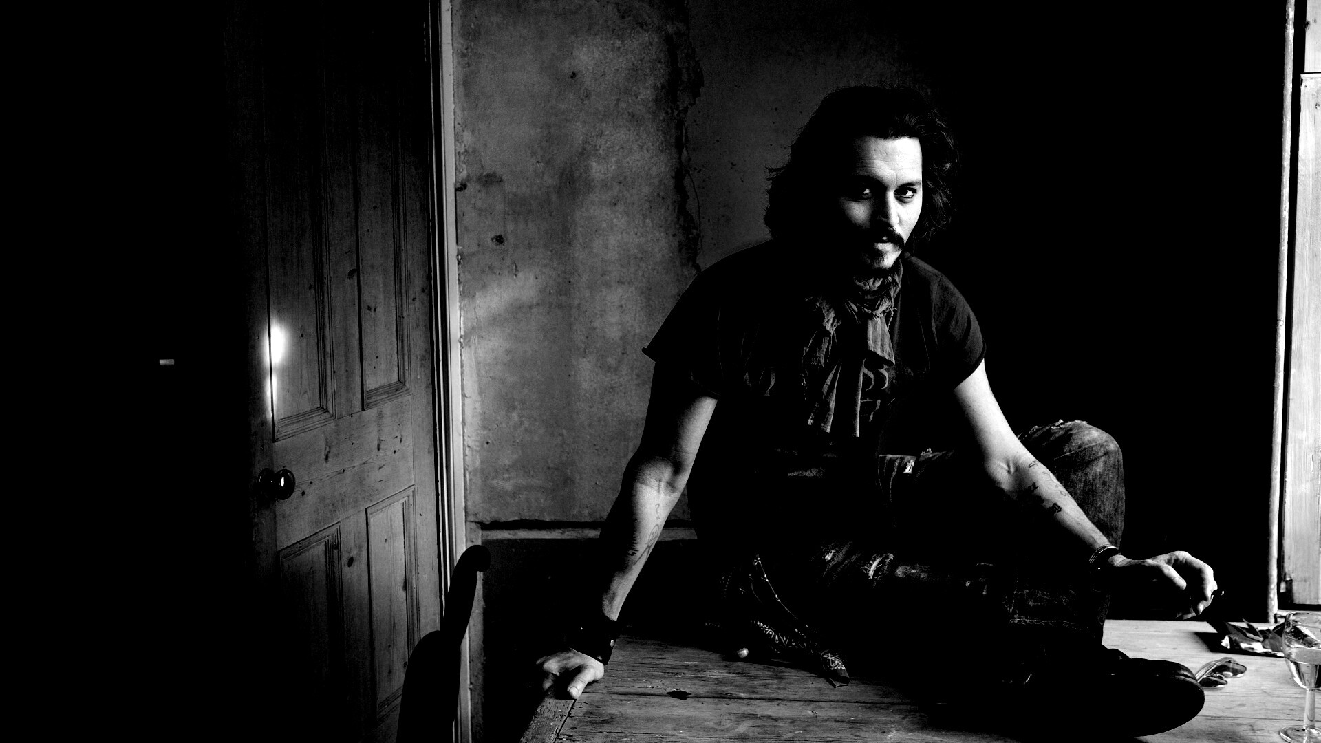 Джонни Депп на столе обои