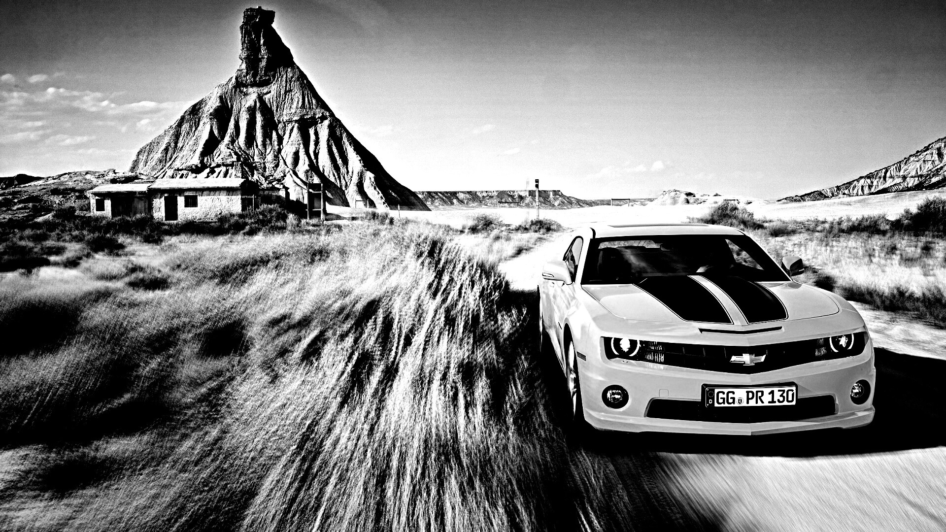 Камаро на пустынной дороге обои