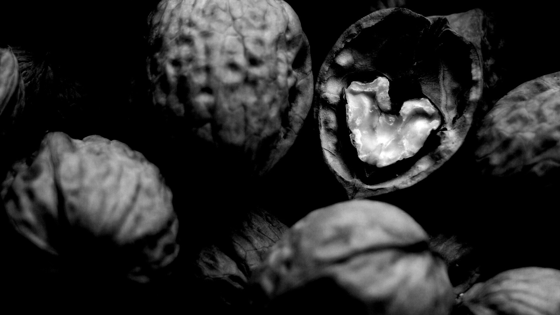 Расколотый орех обои