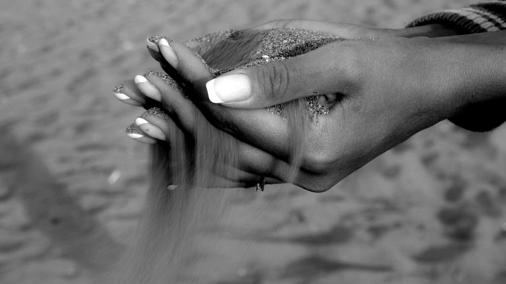 Песок сквозь пальцы обои