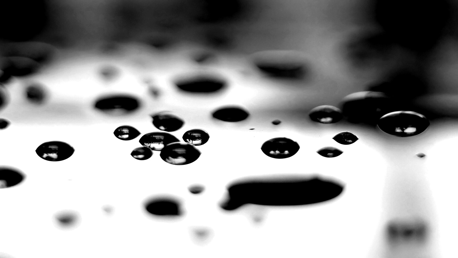 Темные капли на зеркальнйо поверхности обои