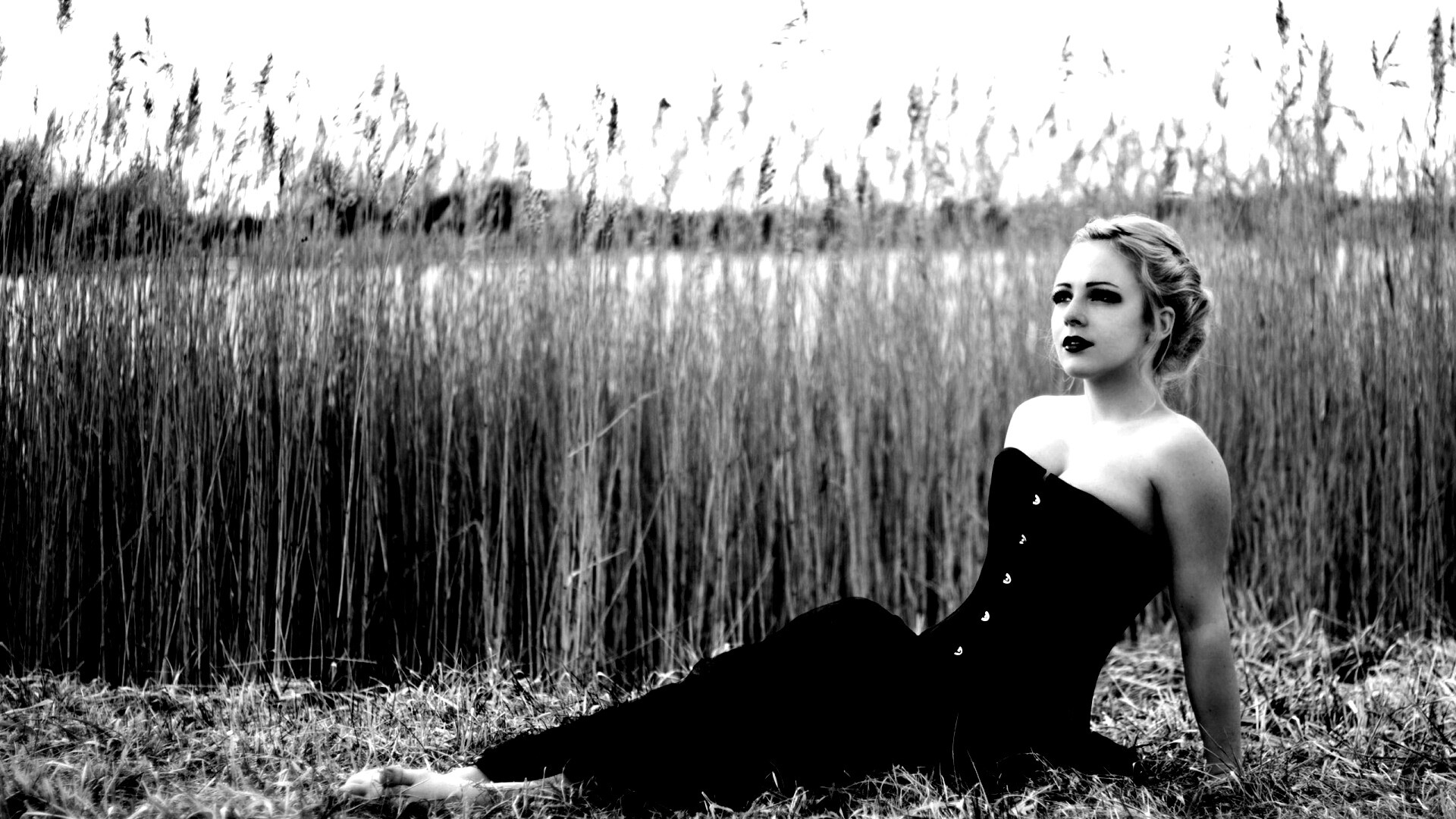 Девушка на траве в черном корсете обои