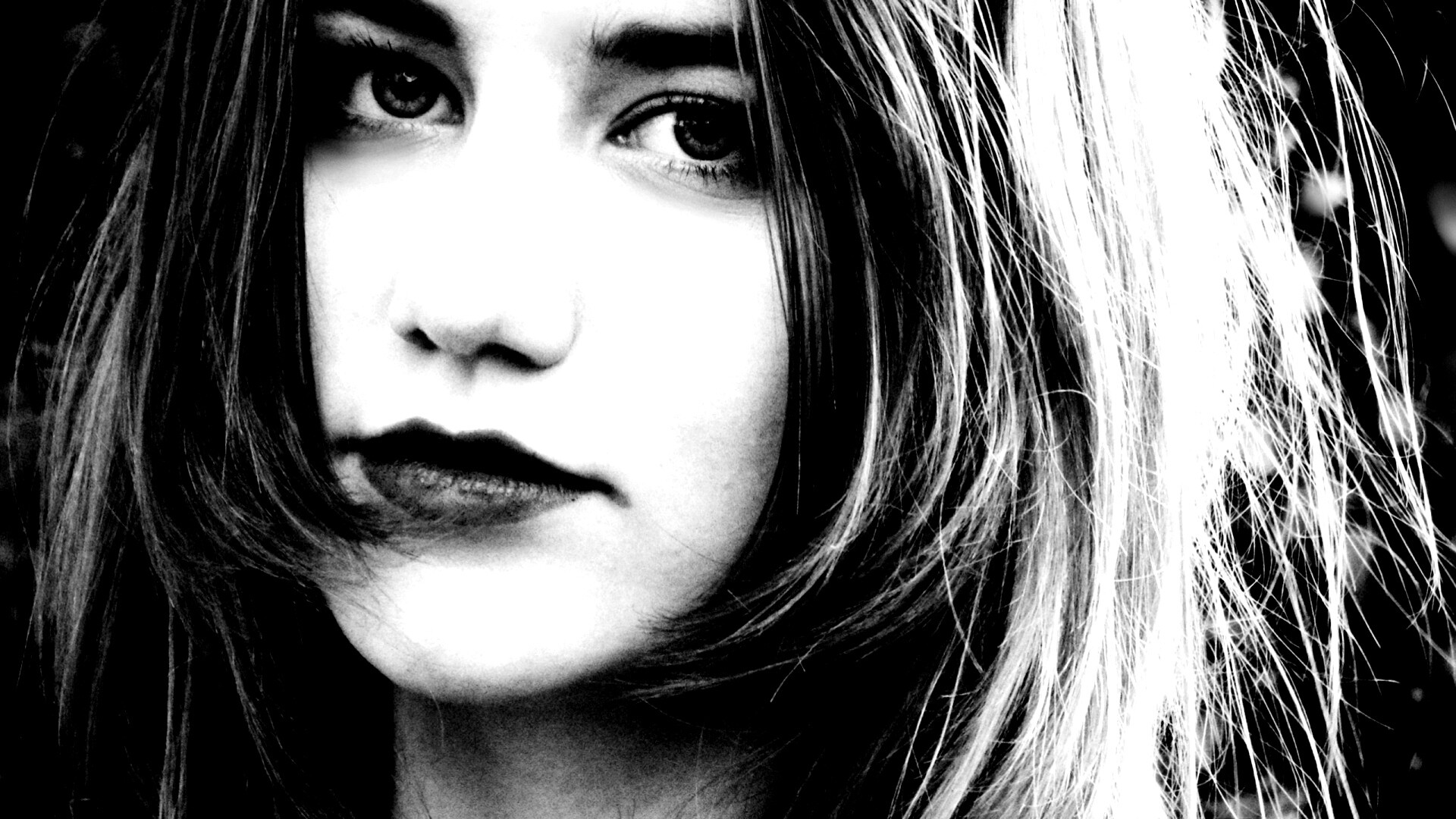 Взгляд голубоглазой девушки обои