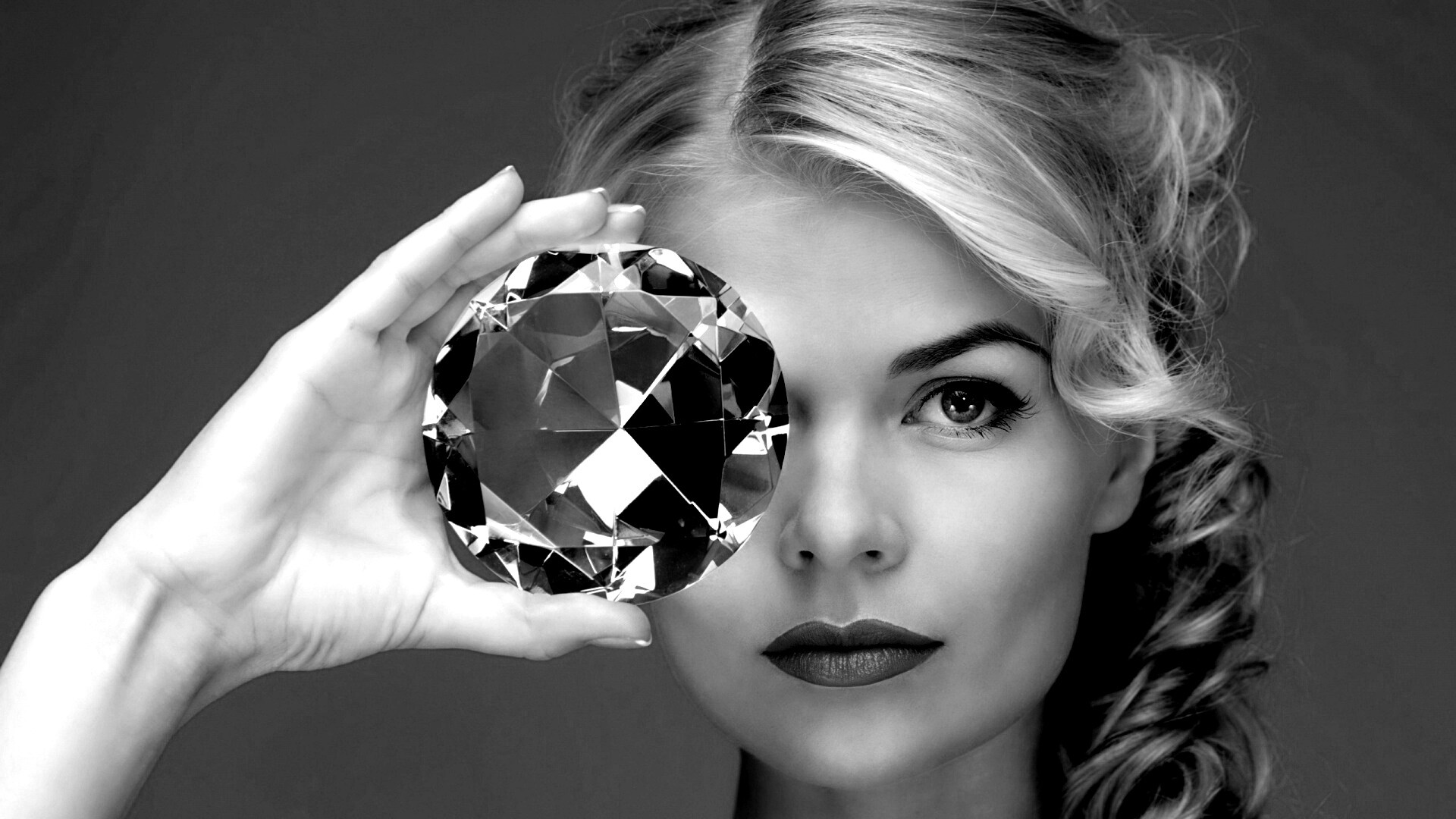 Девушка с бриллиантом обои