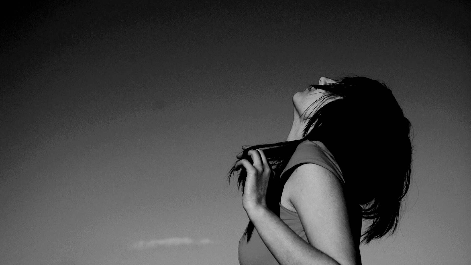 Взгляд брюнетки в небо обои