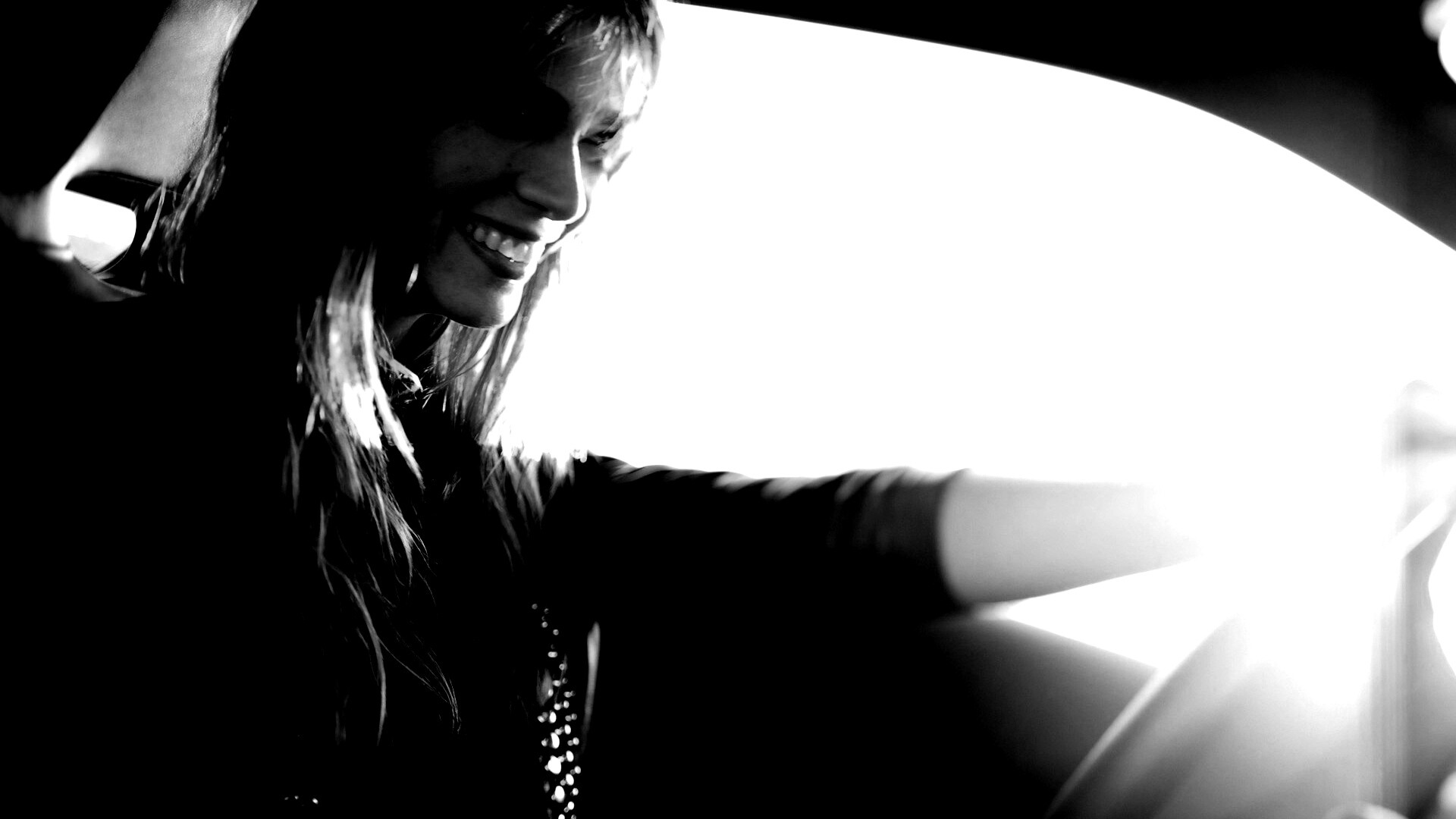 Девушка за рулем автомобиля обои