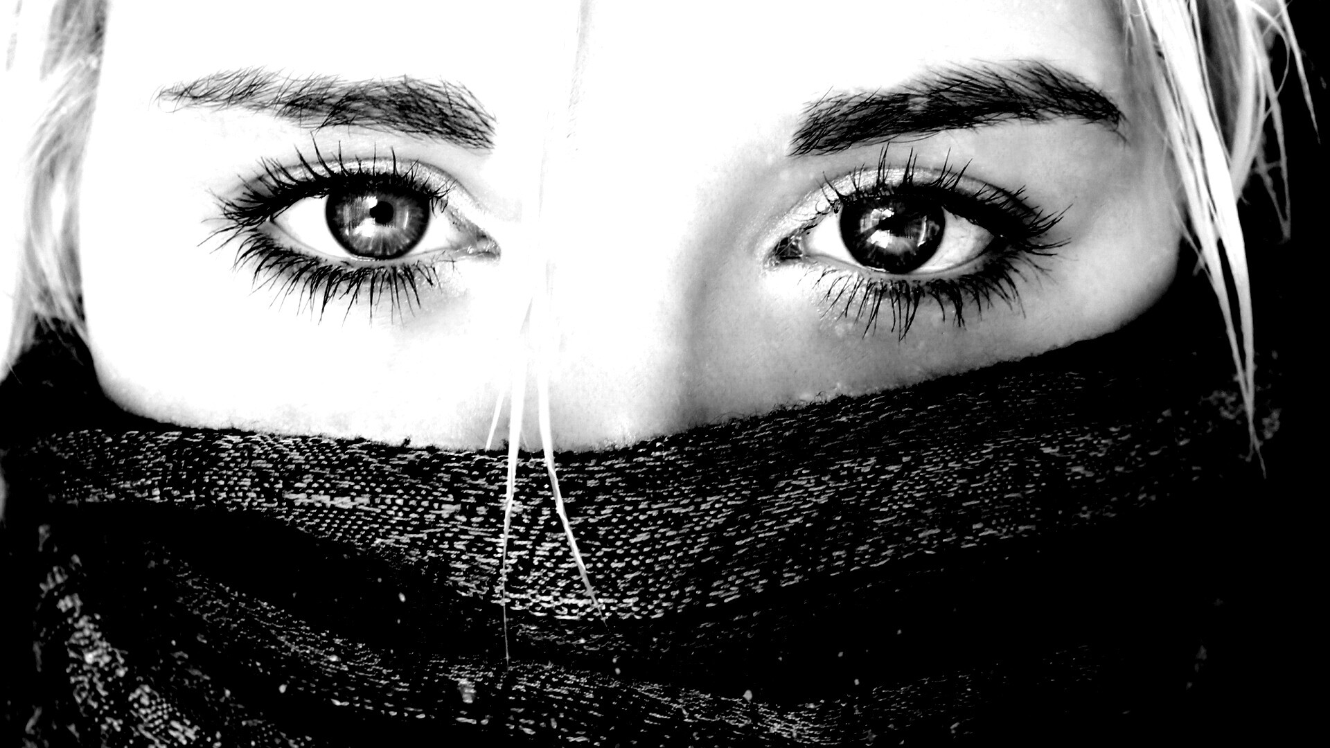 Блондинка с шарфом на лице обои