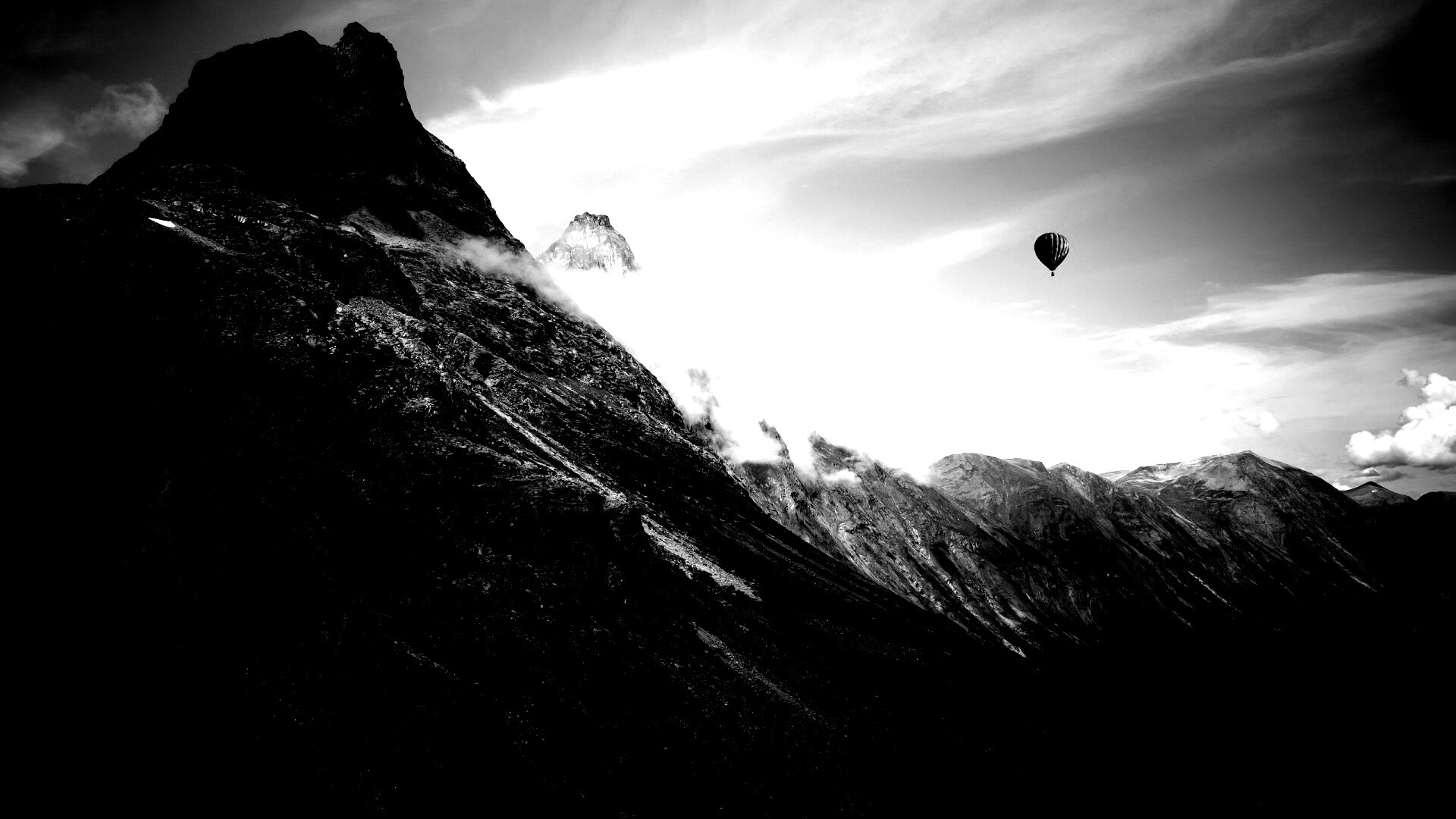 Воздушный шар в горах обои