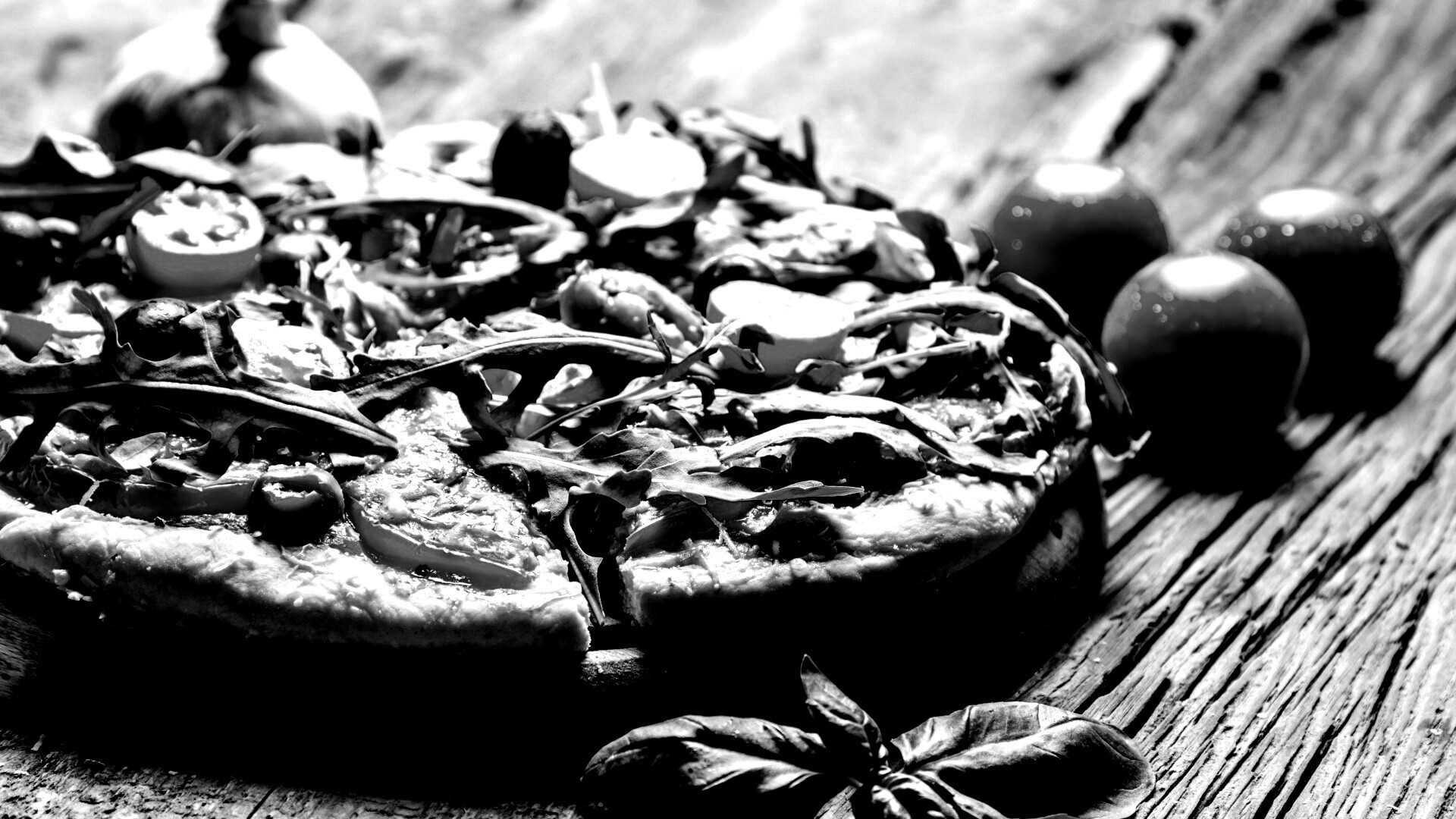 Свежая пицца с рукколой обои