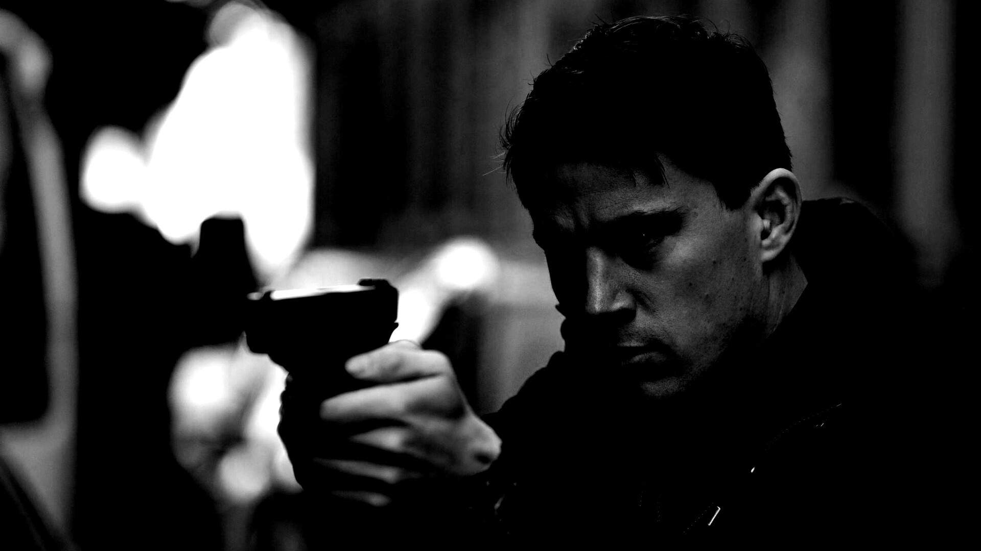 Ченнинг Татум с пистолетом обои