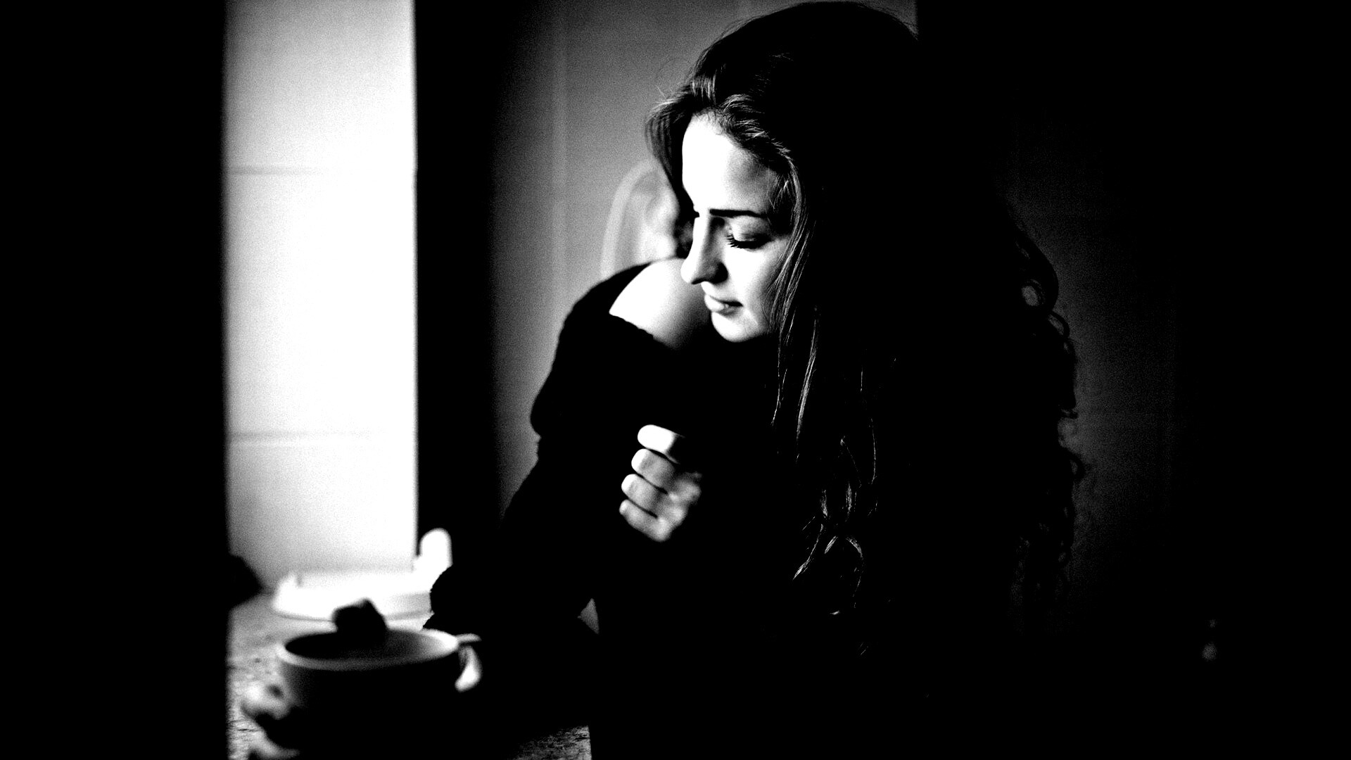 Обнаженное плечо и чашка кофе обои