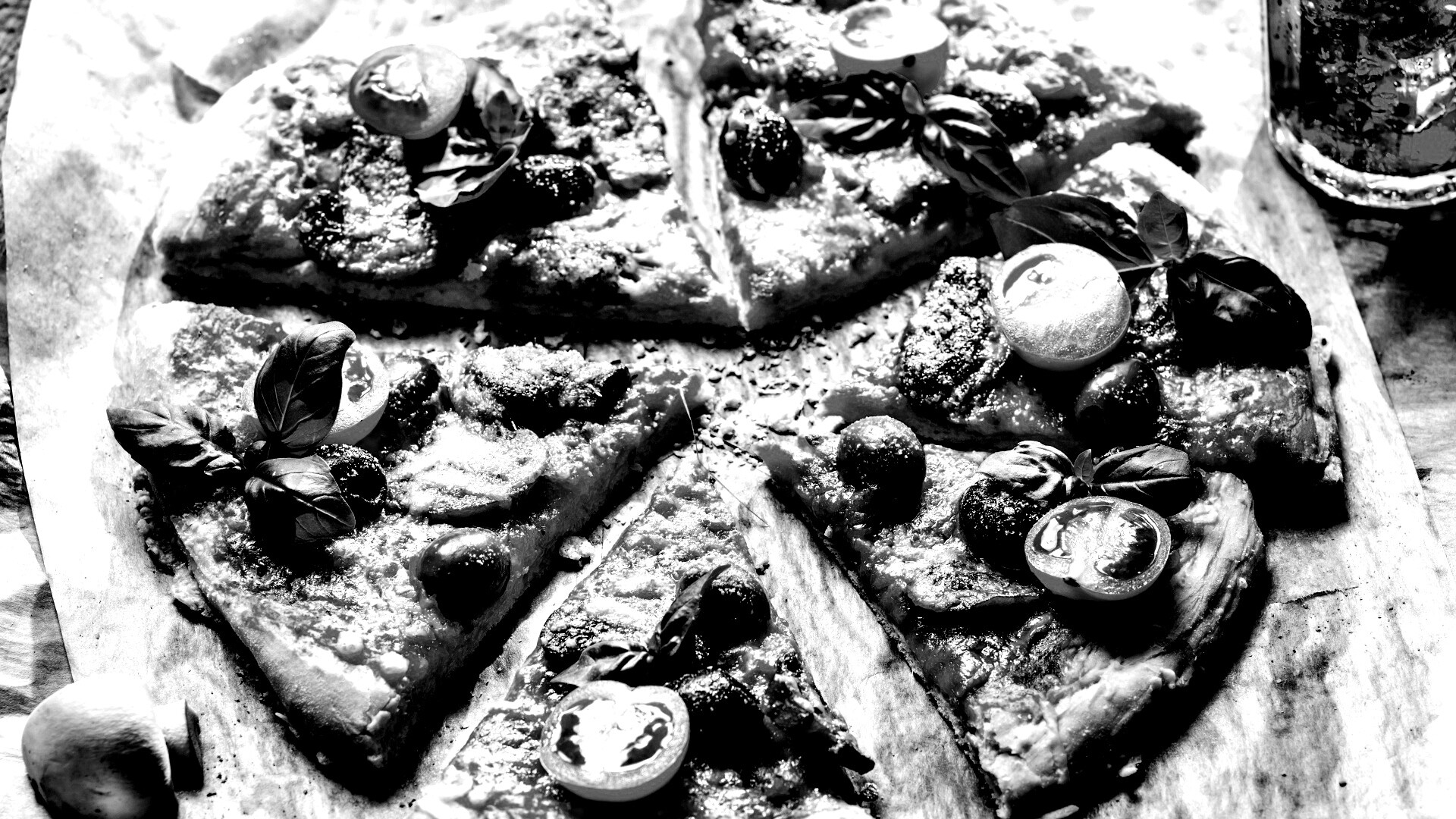 Сочная пицца с томатами и пармезаном обои