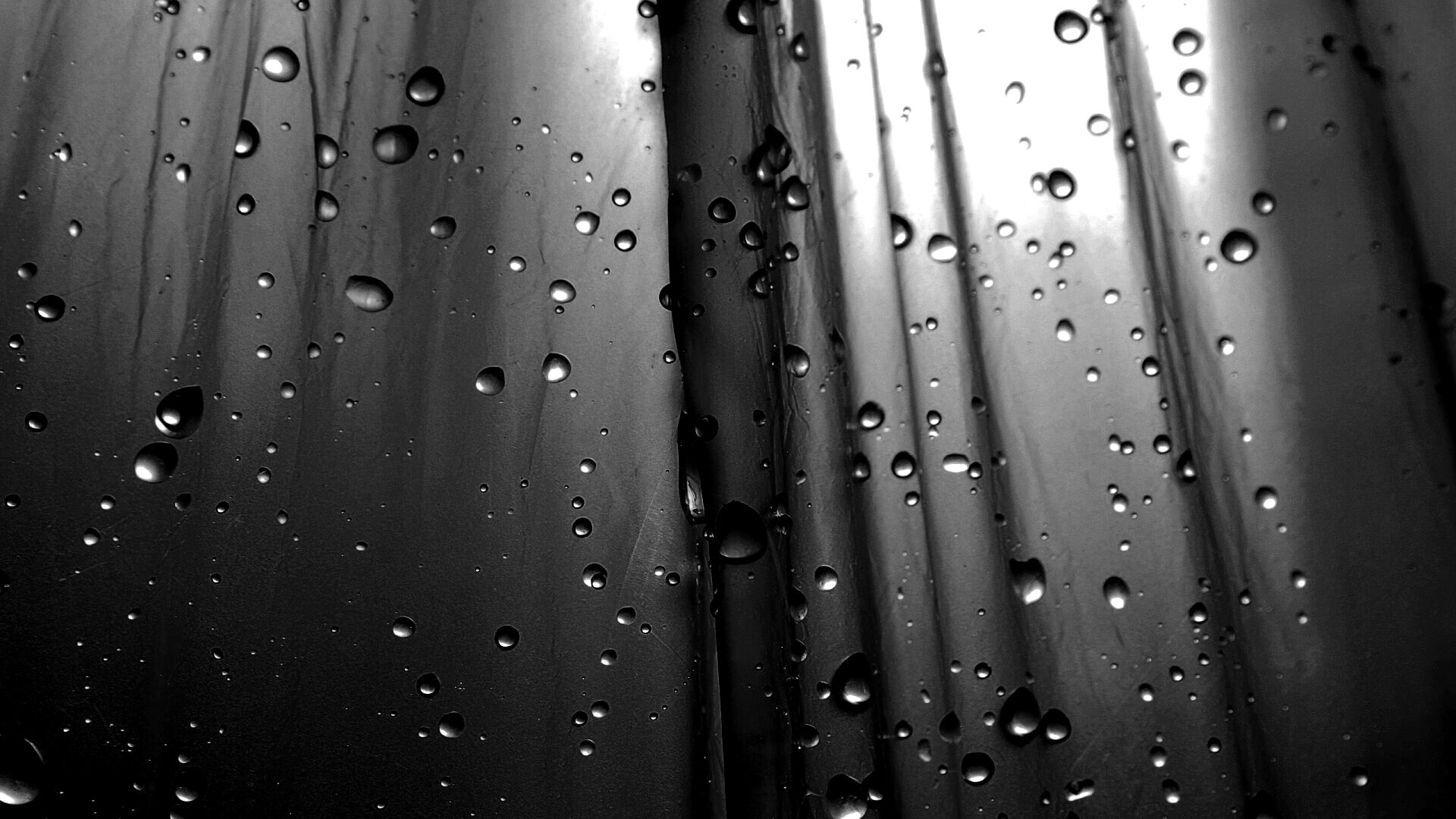 Капли на зеленом пластике обои