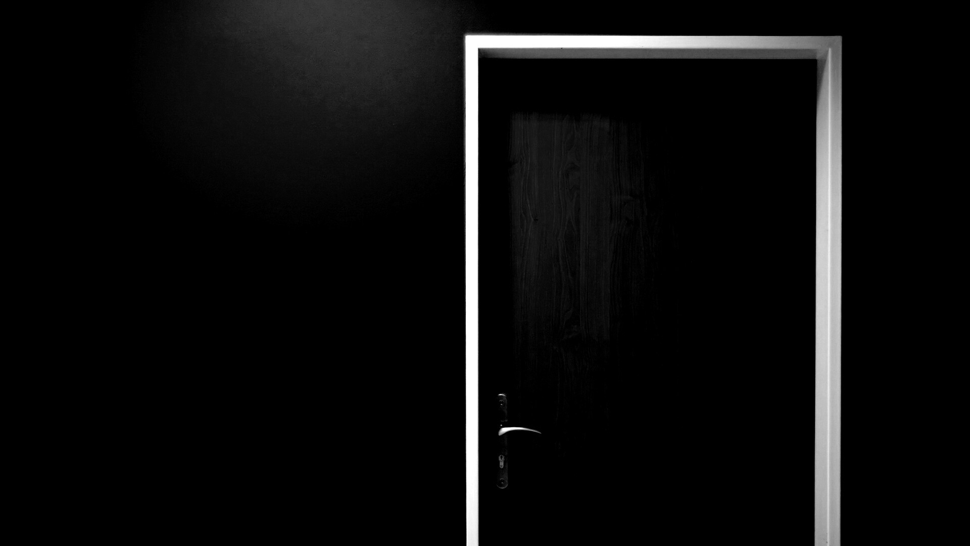 Дверь в стене обои