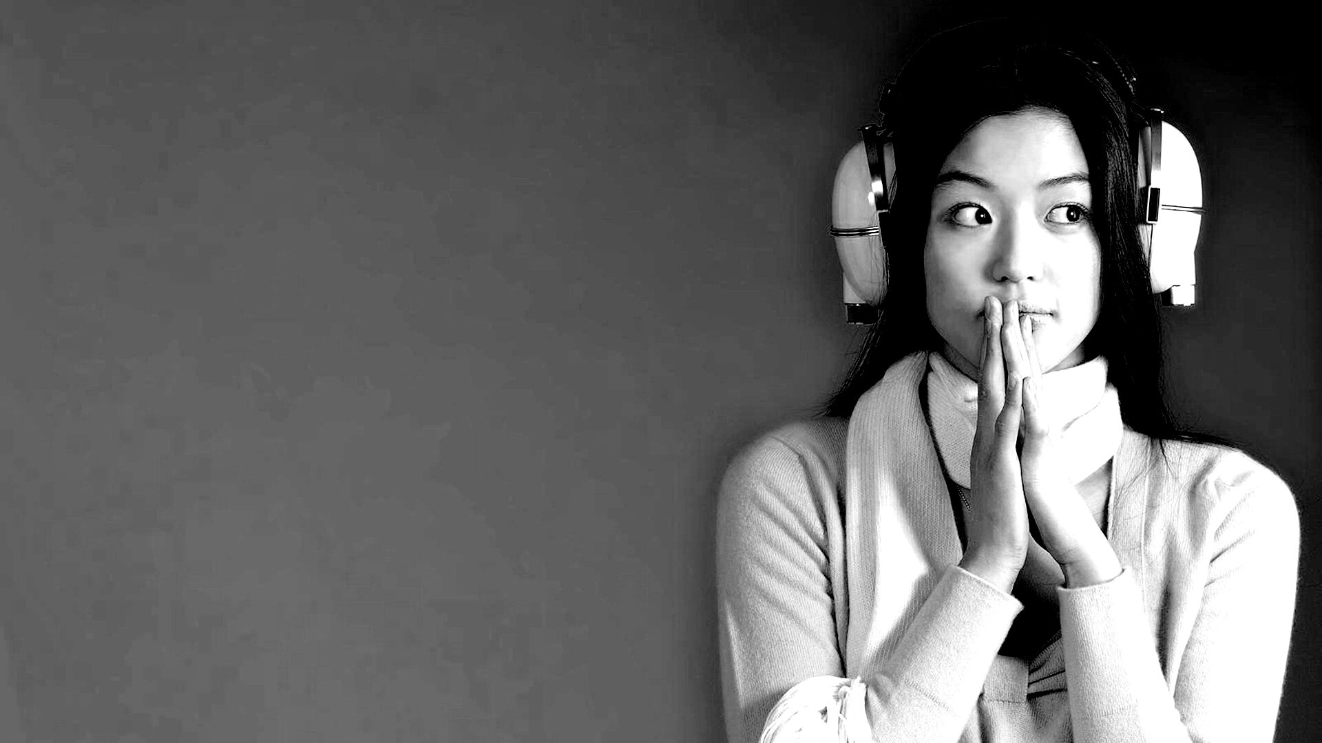 Японка в наушниках обои