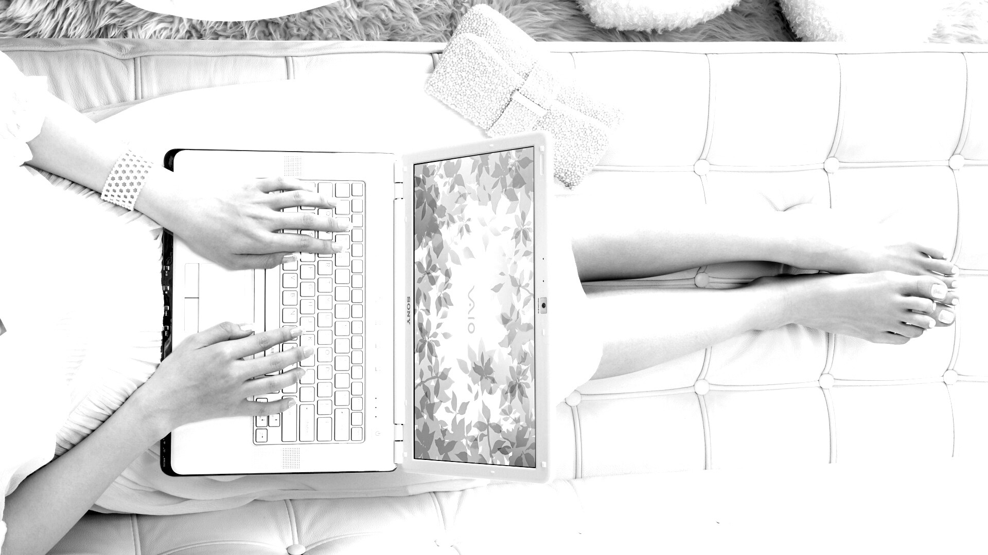 Девушка с ноутбуком vaio обои