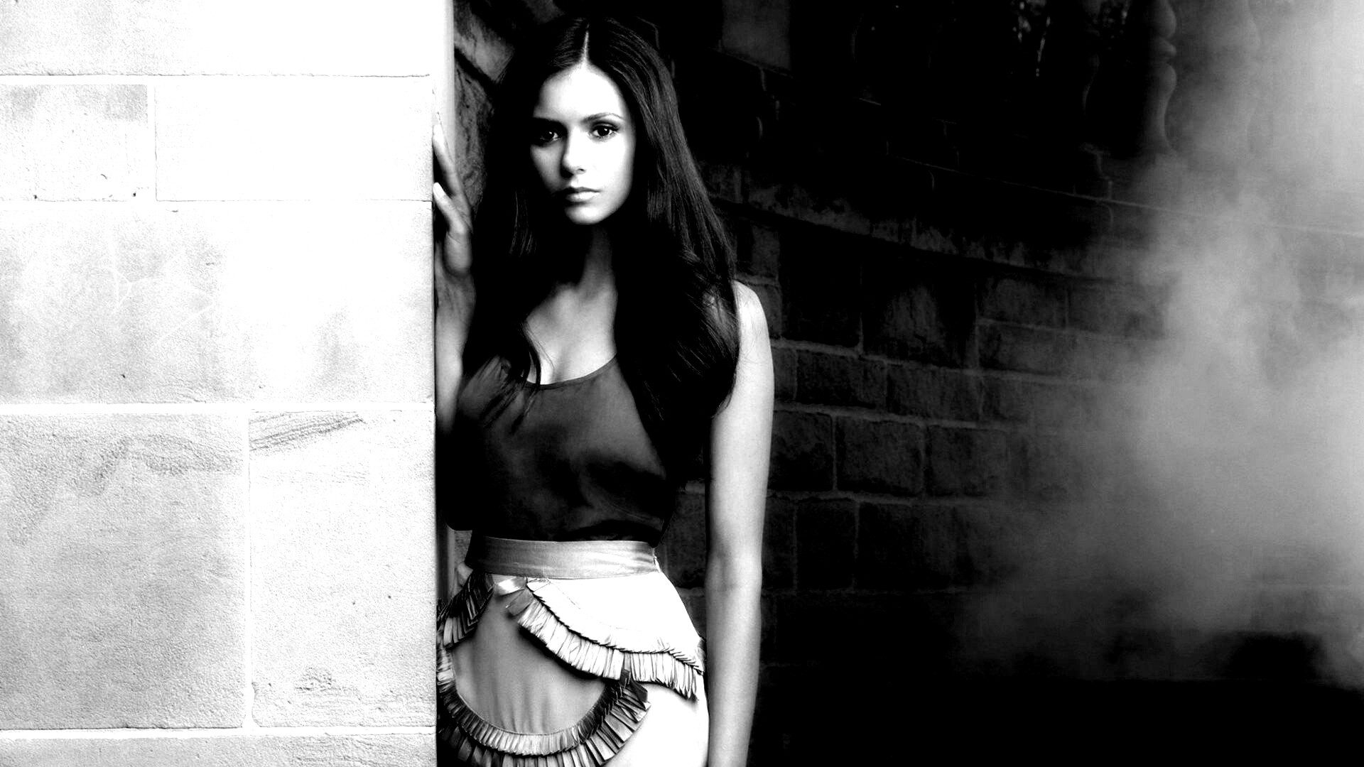 Девушка на лестнице обои