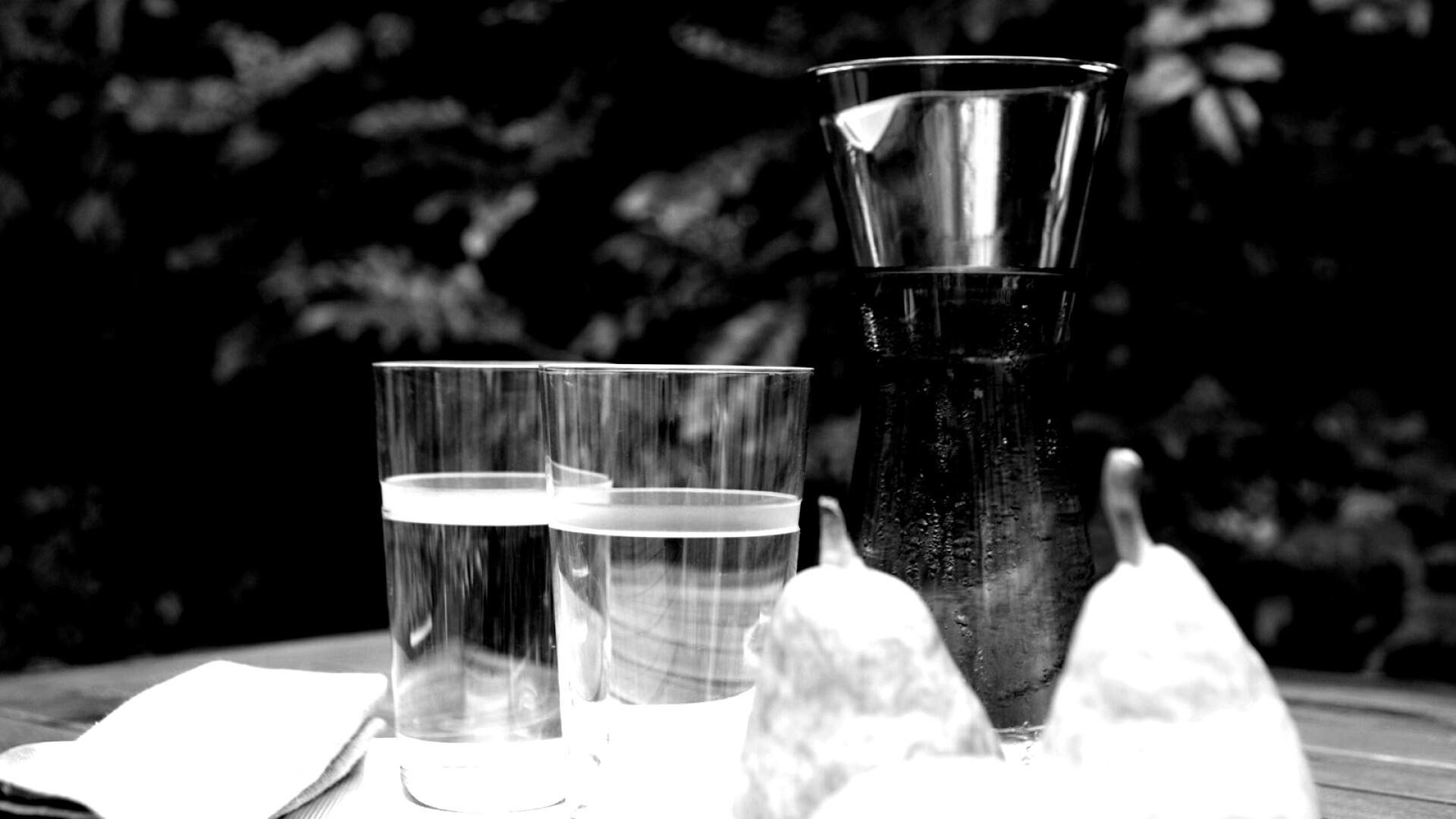 Стол с грушами обои