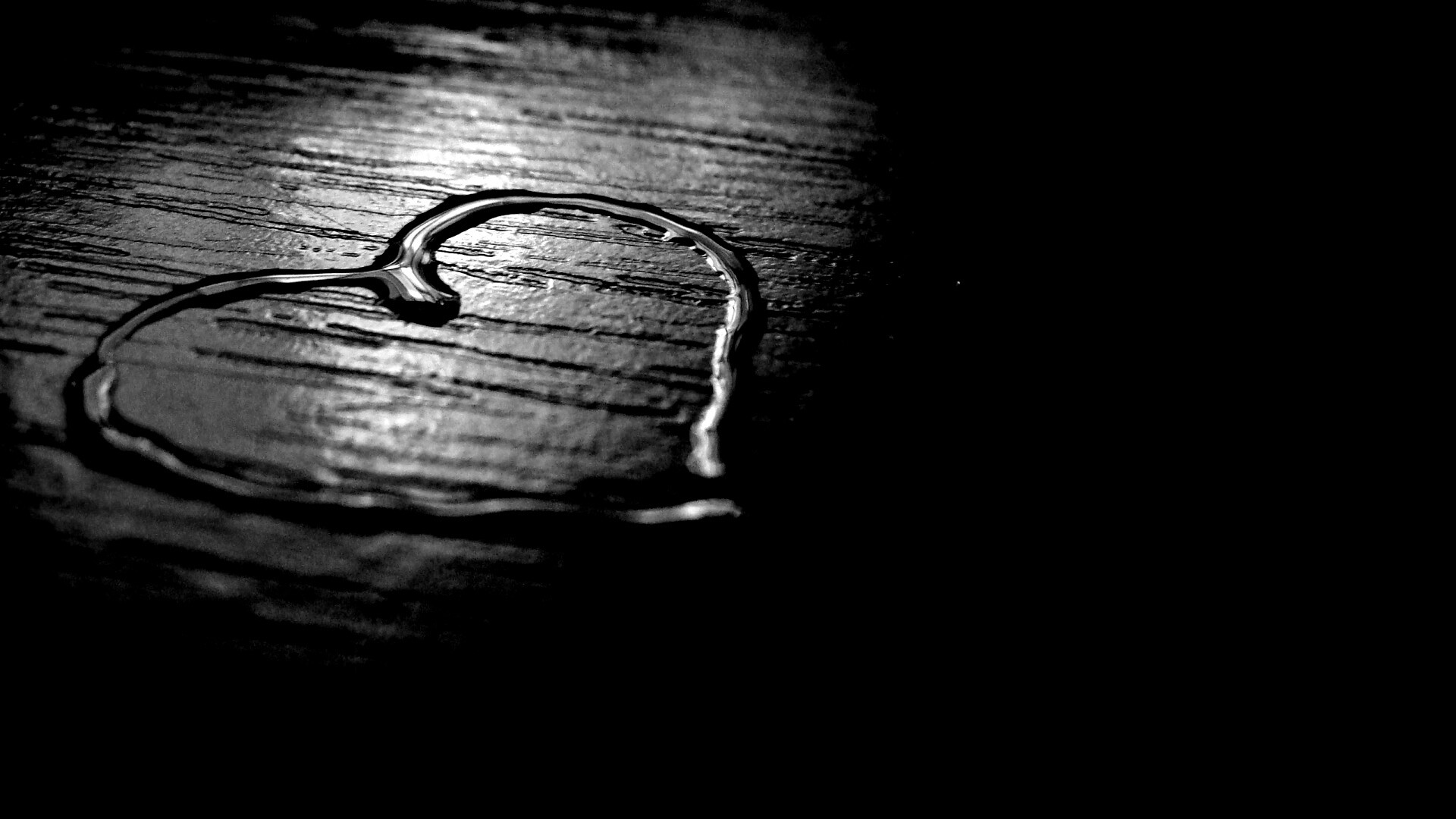 Сердечко из воды обои