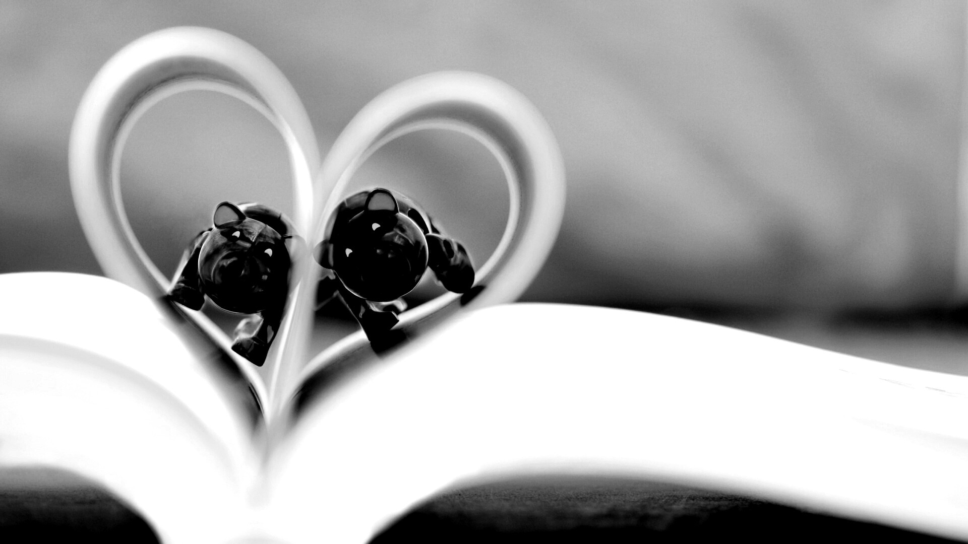 Фигурки мишек в книге обои