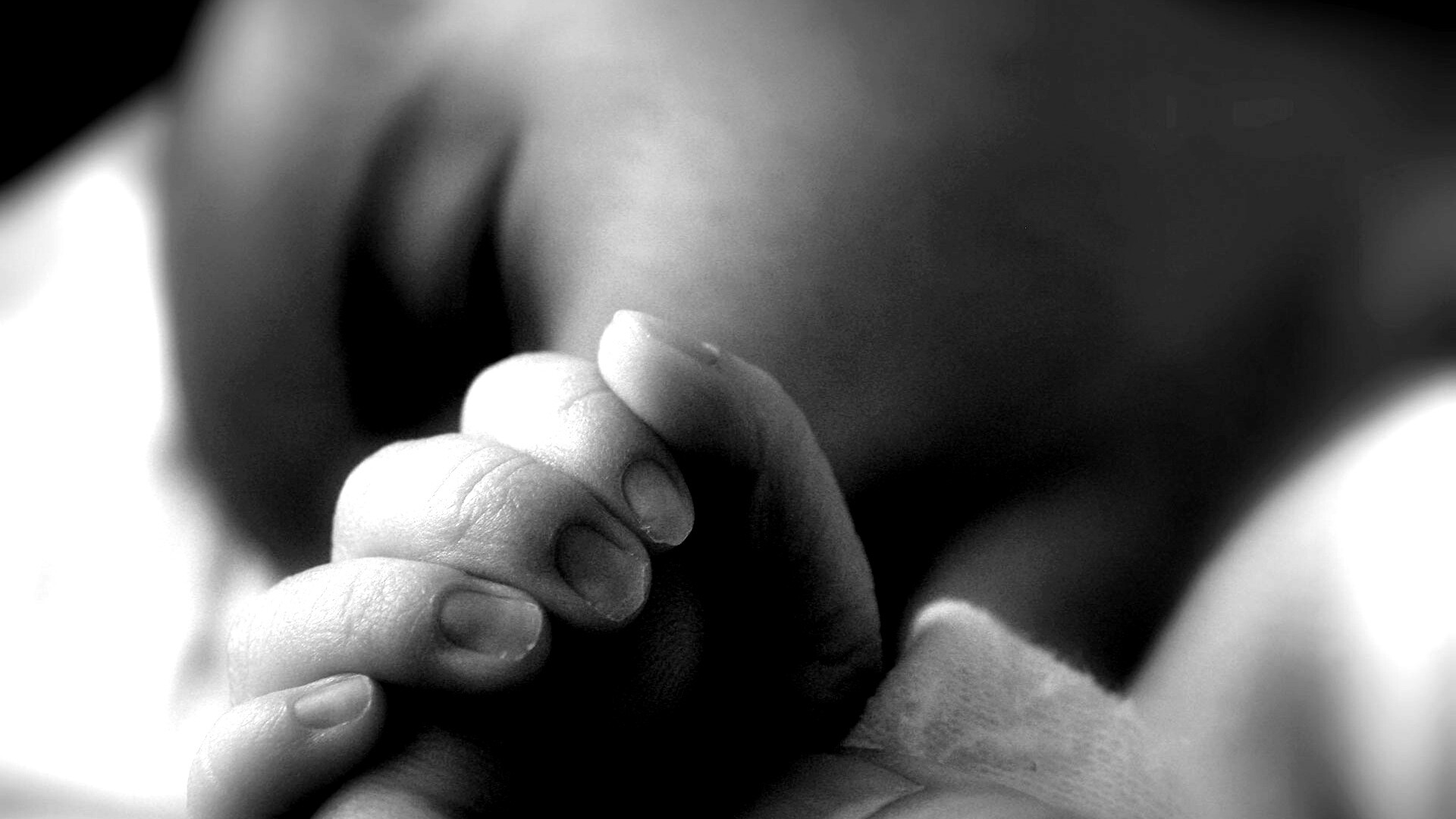 Младенец держит палец обои