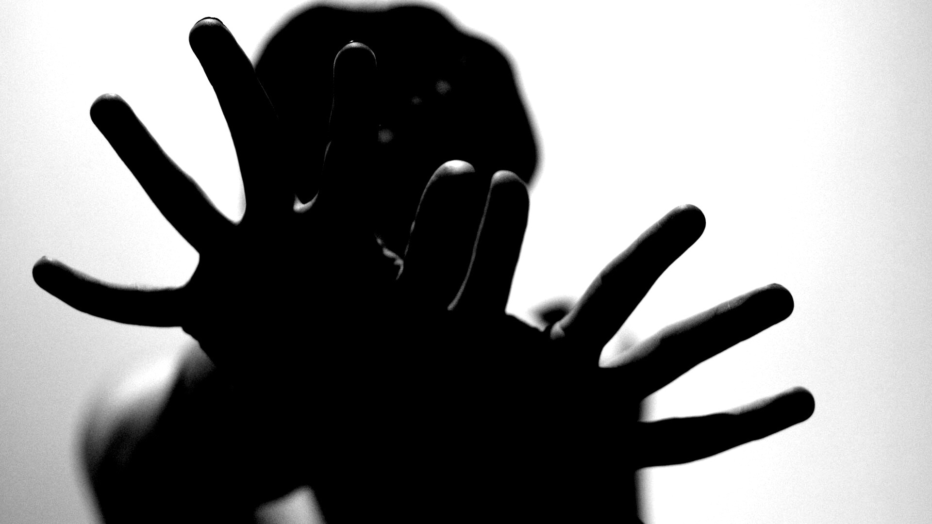 Руки тянутся к тебе обои