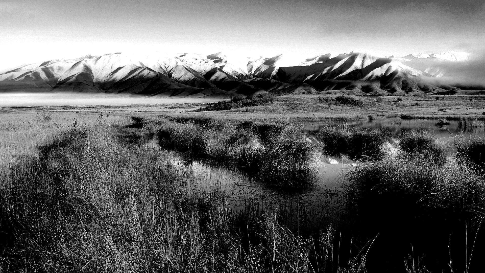 Болото и снежные горы обои