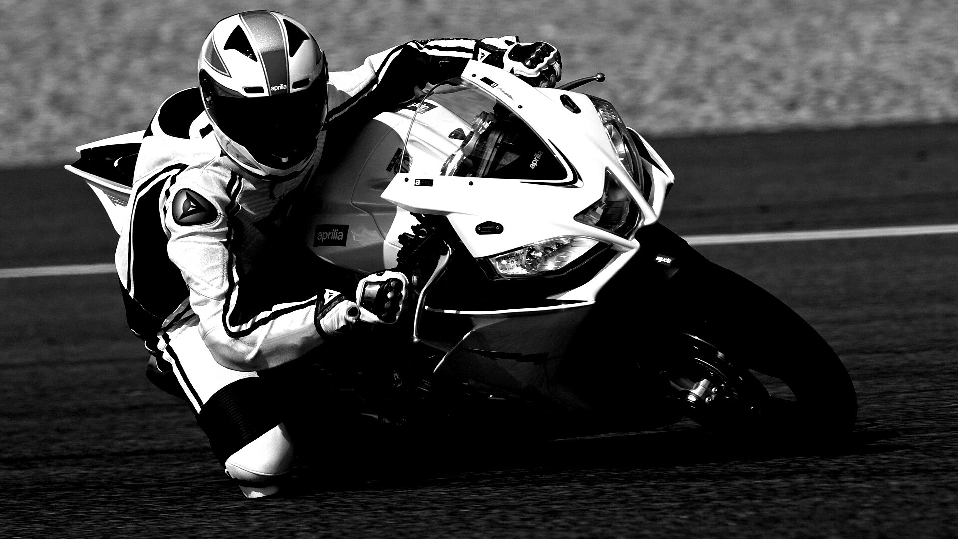 Байкер в белой экиперовкена Априлия РСВ4 обои