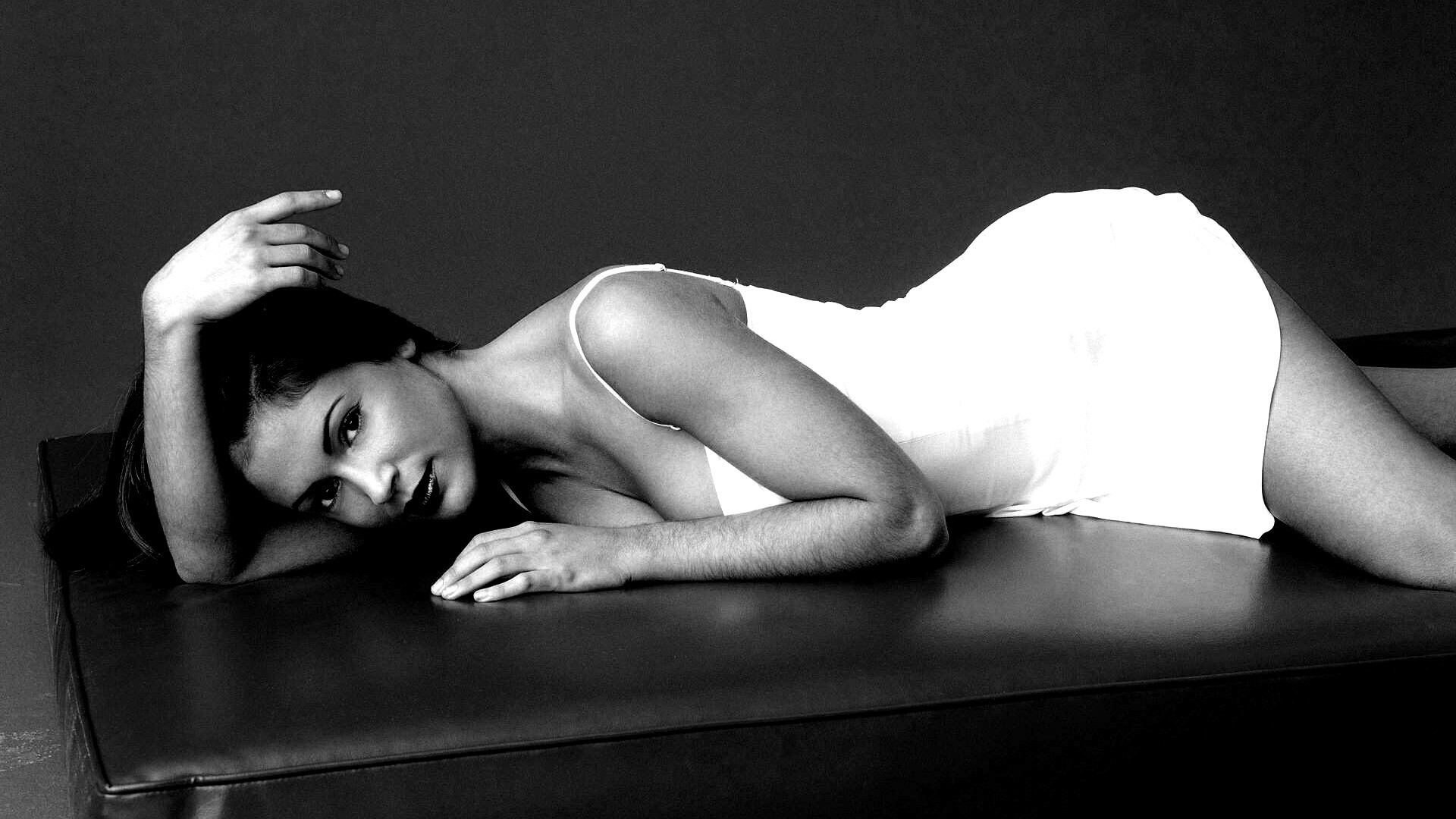 Алиса Милано на красном диване обои