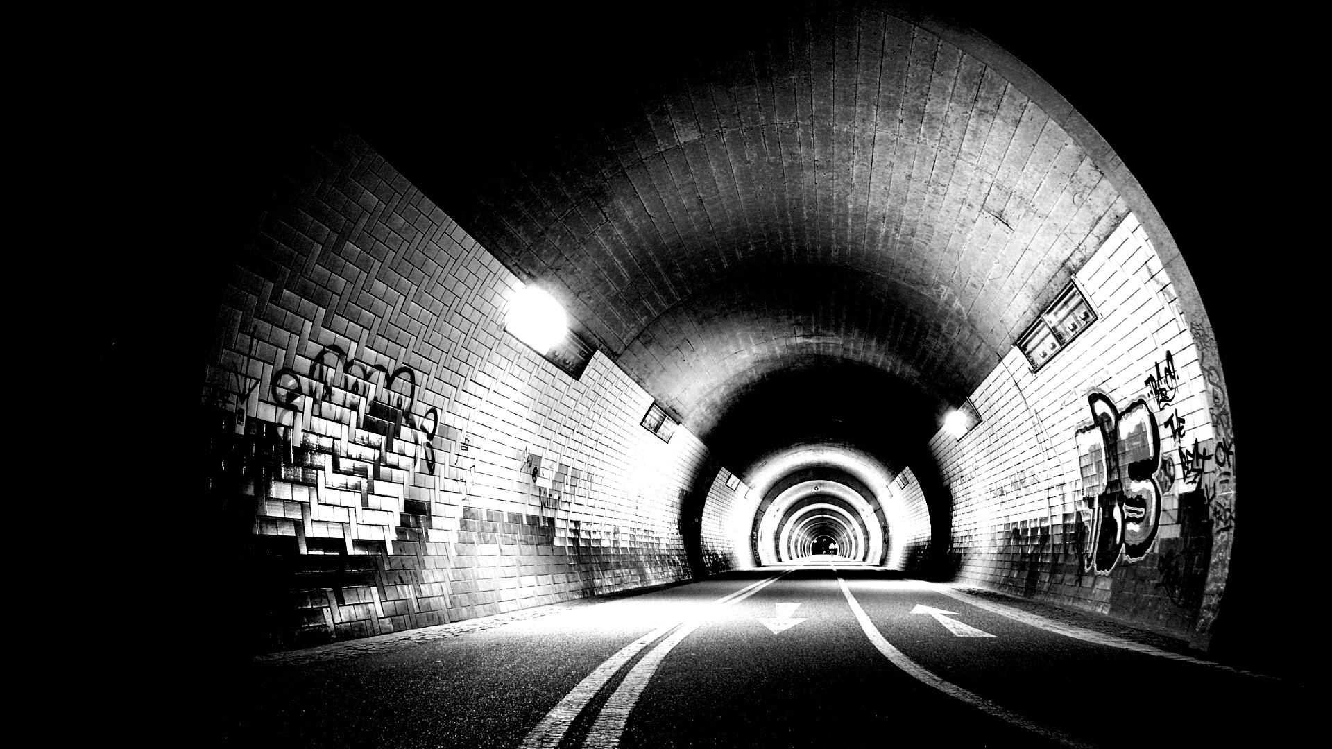 Тоннель и граффити на стенах обои