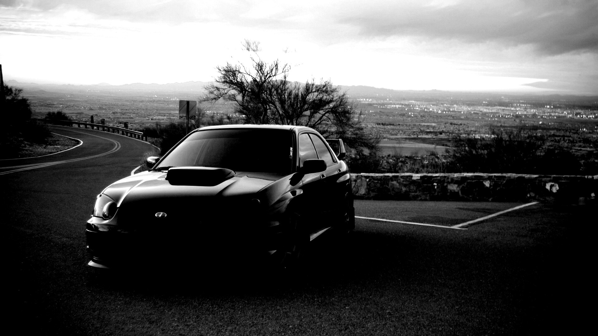 Субару на смотровой алощадке в горах обои