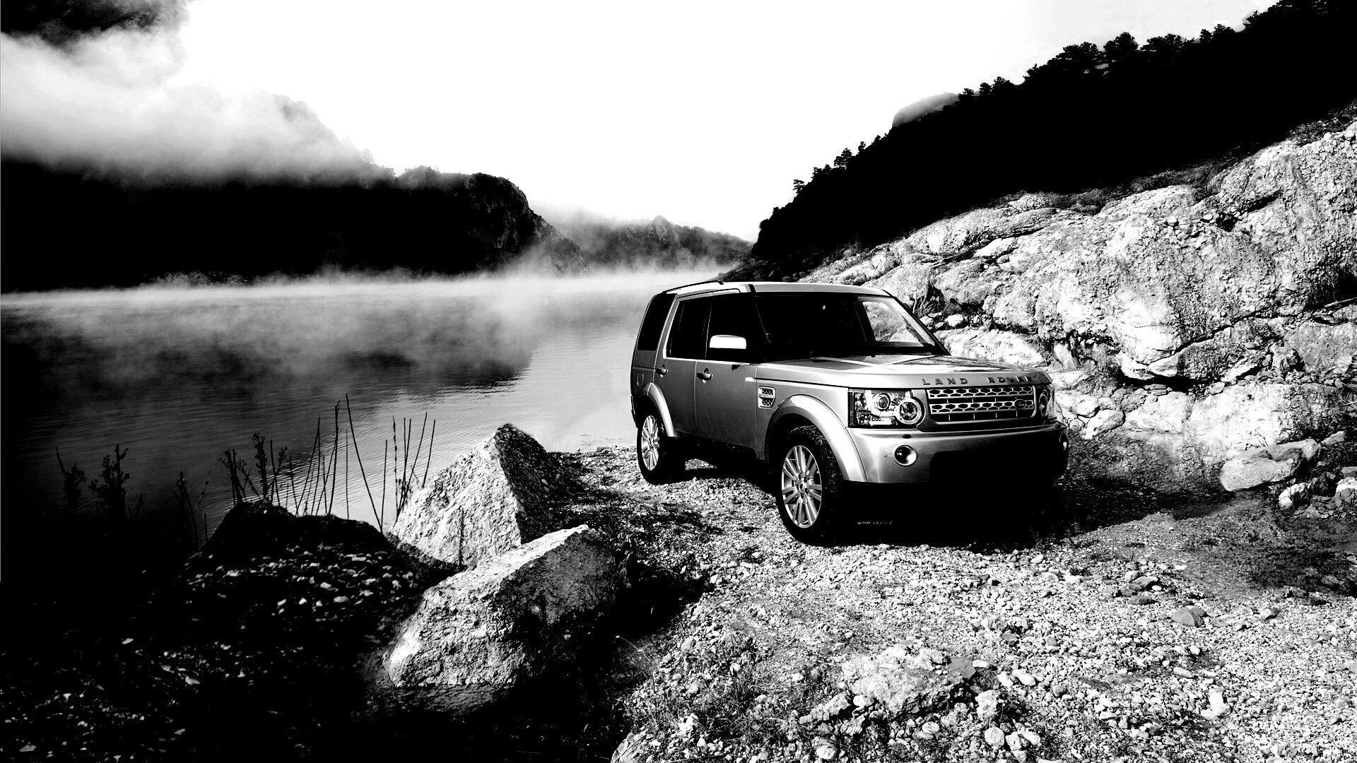 Range rover в горах у реки обои