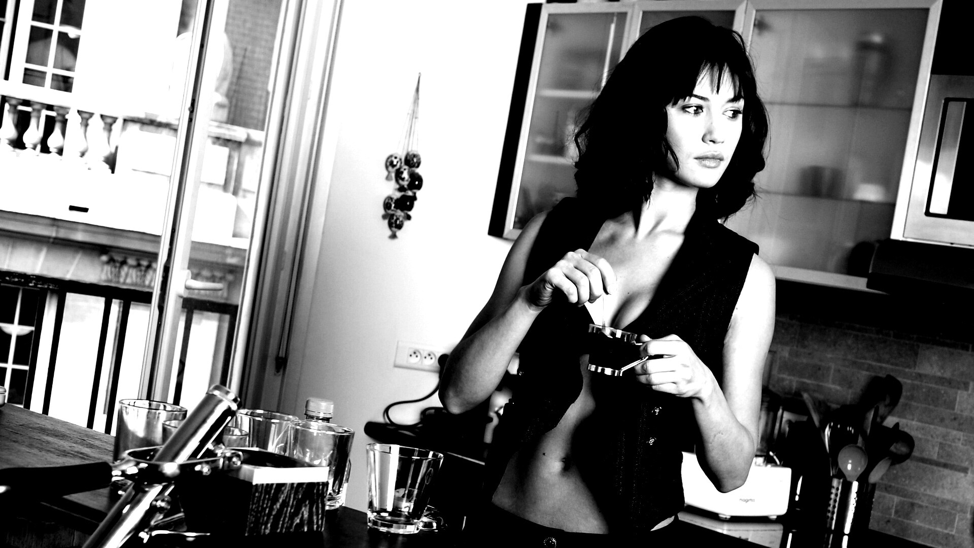 Ольга Куриленко пьет кофе обои