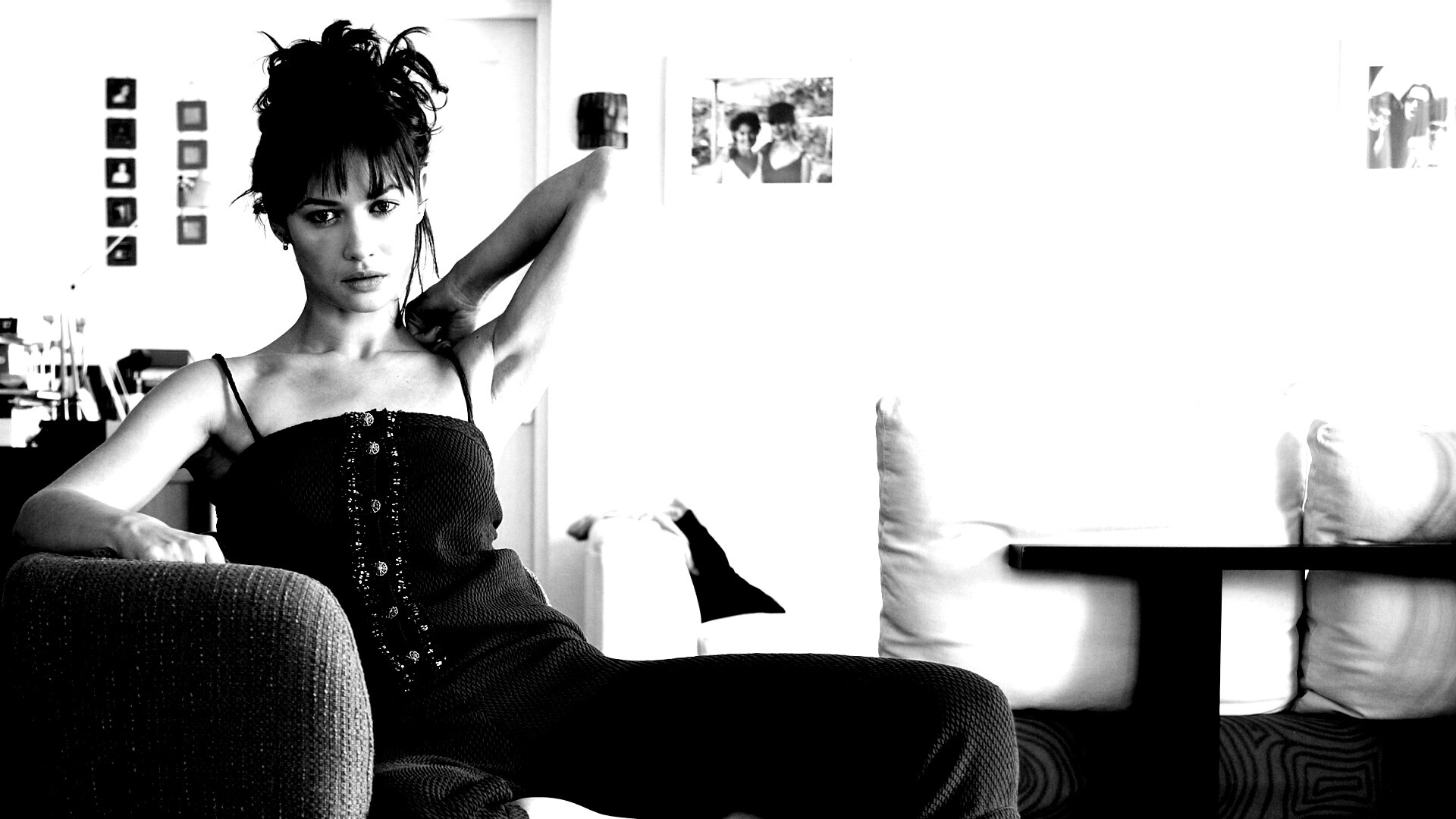 Ольга Куриленко на кресле обои