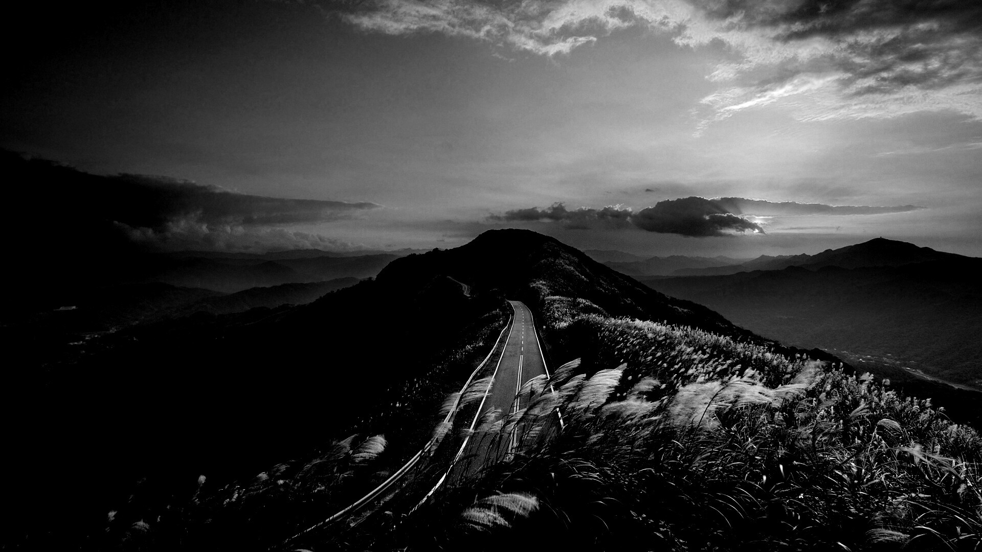 Дорога вдоль вершины холма обои