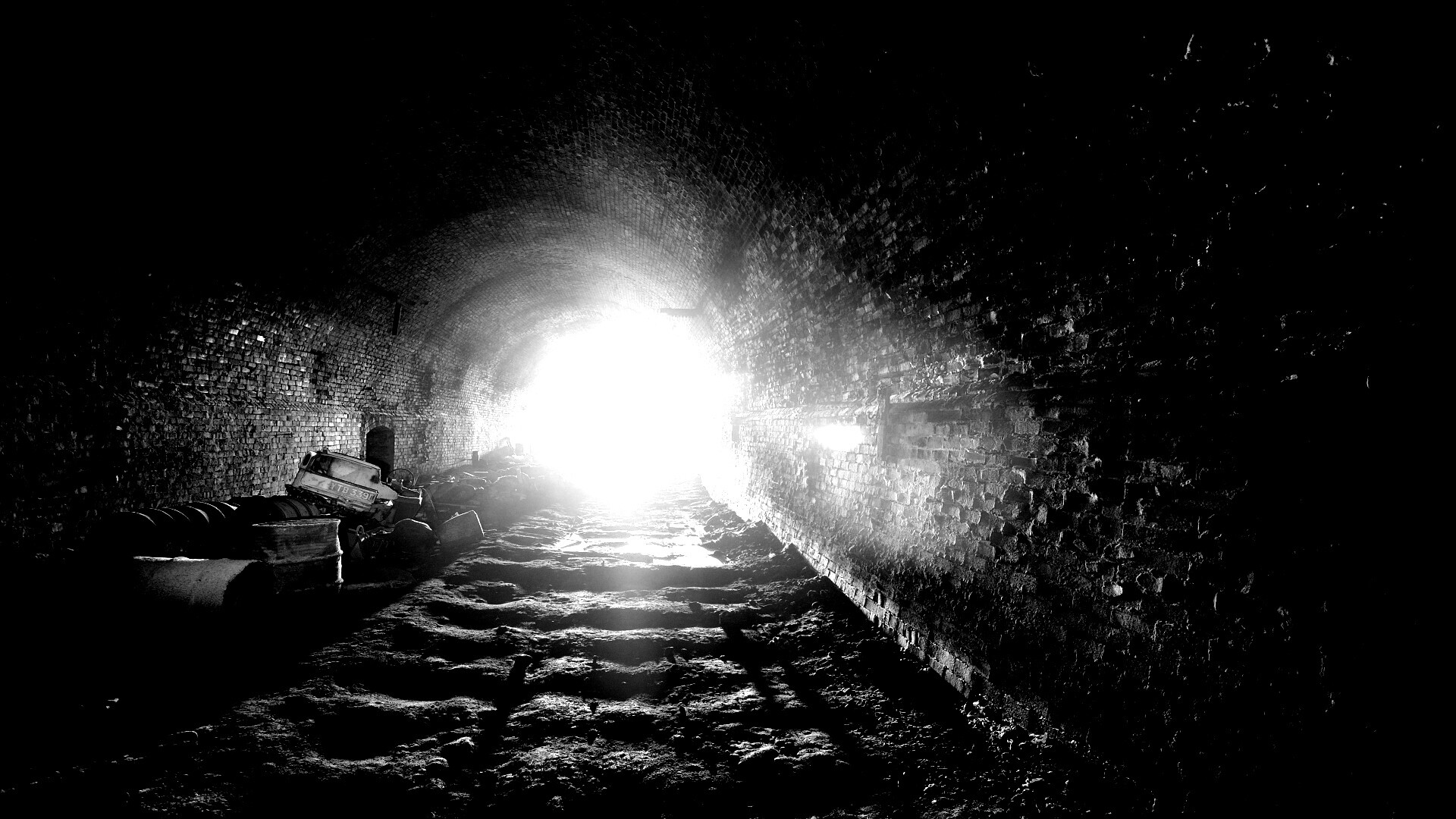 Захламленный тоннель обои