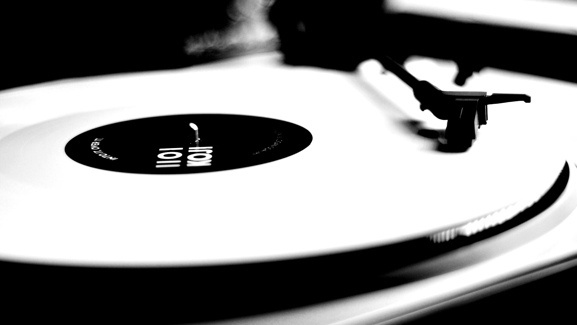 Пластинка на пульте диджея обои