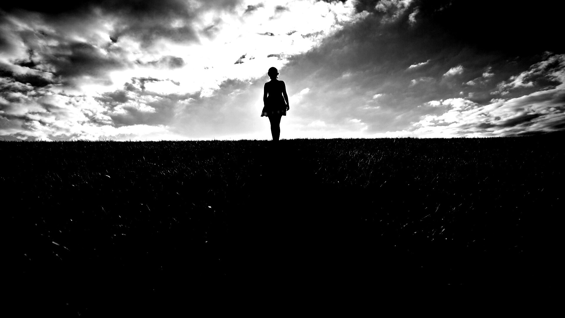 Силуэт девочки на поле обои