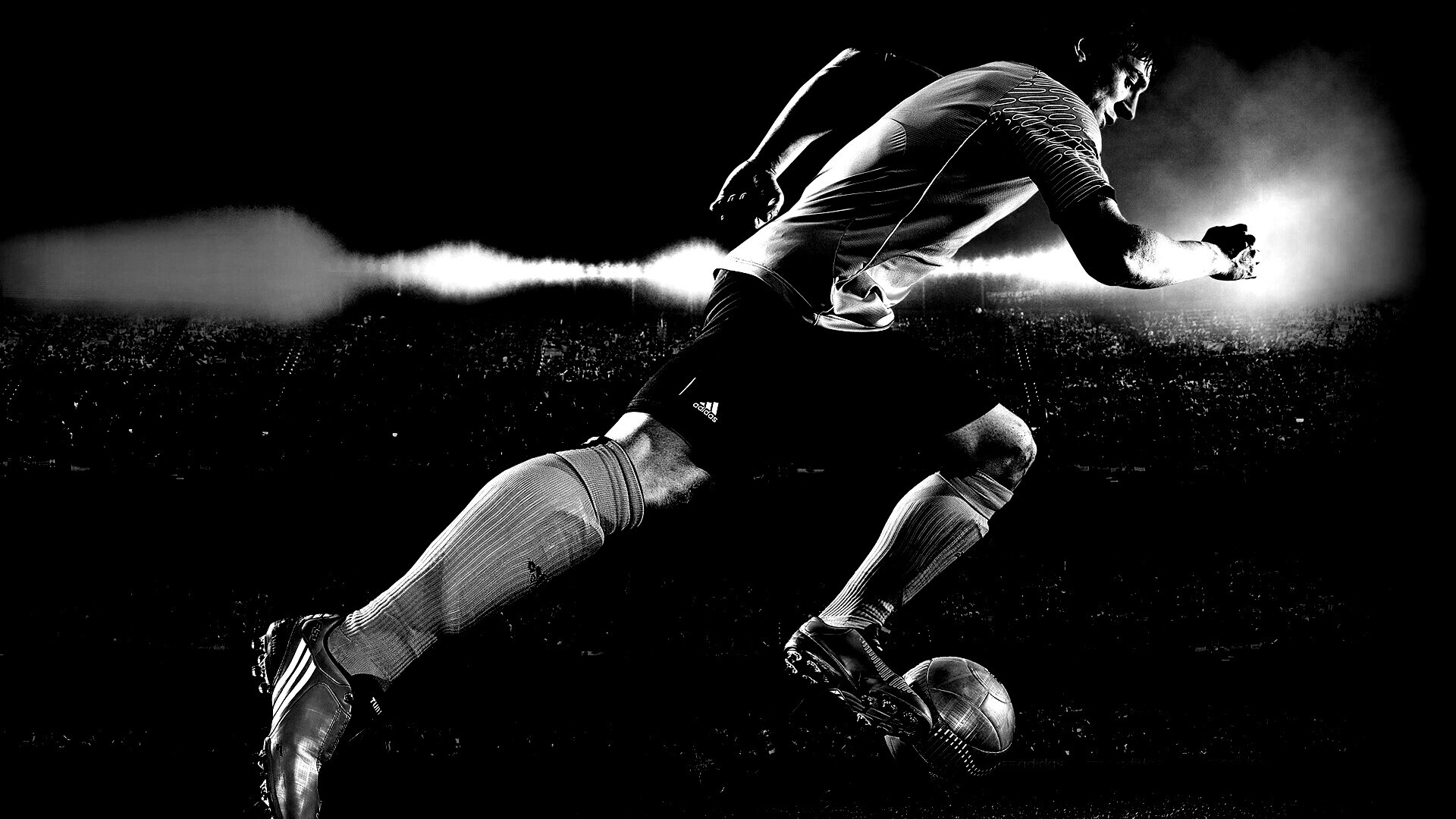 Футболист с мячом обои