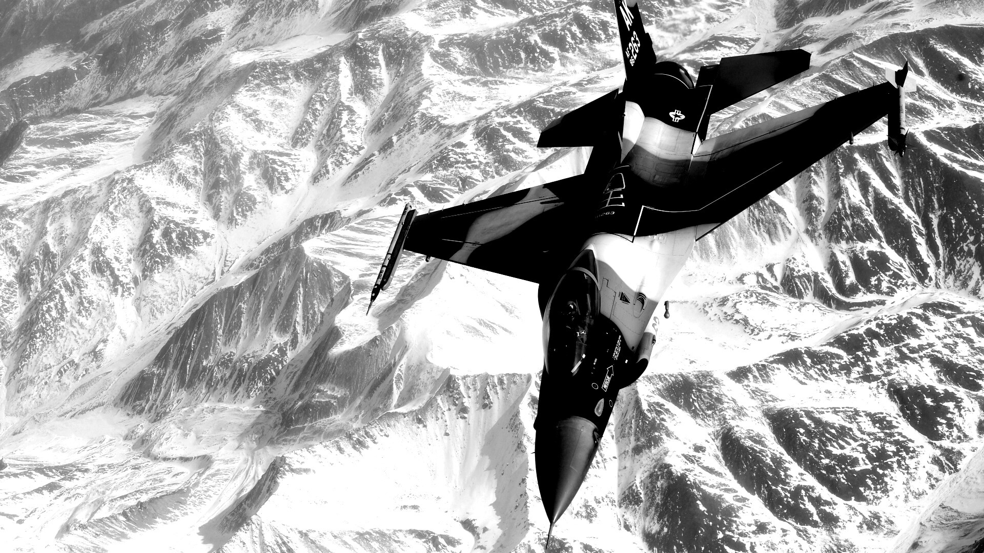 Истребитель над снежными пиками гор обои