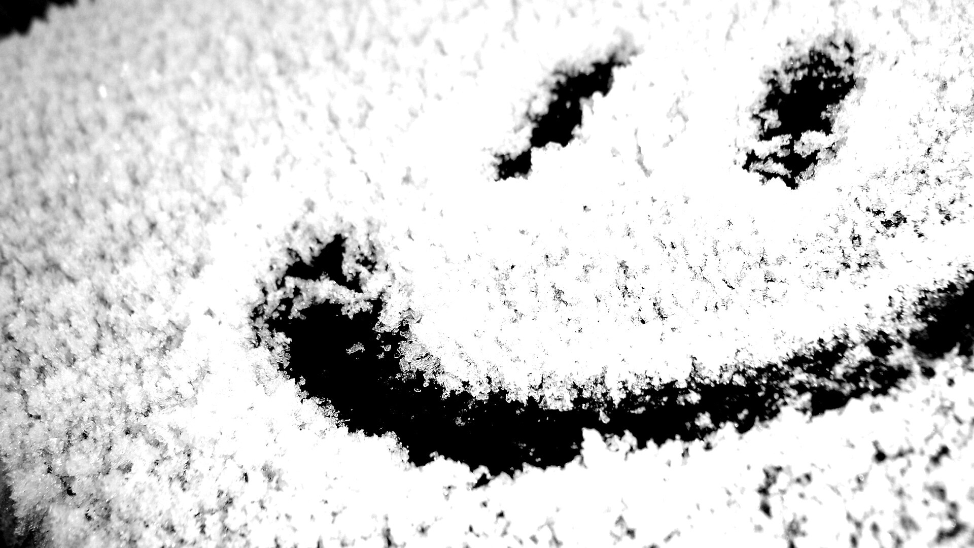 Смайлик на заснеженном стекле обои